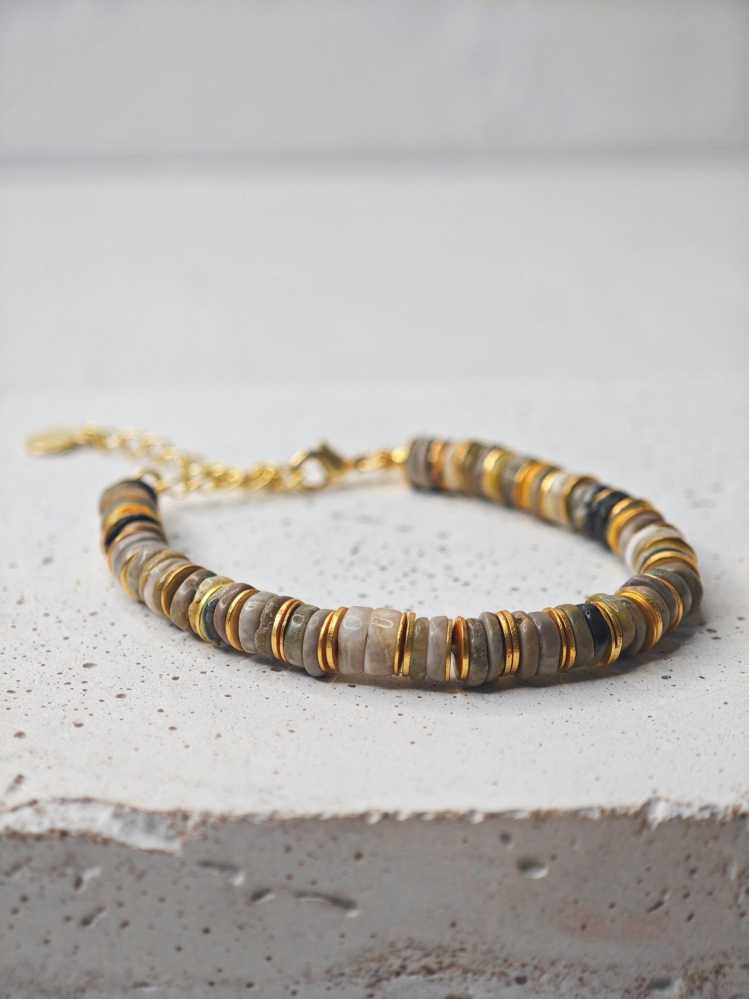 Sun in the Desert - handmade agate bracelet with 18K gold-plated brass beads – inspired by the desert