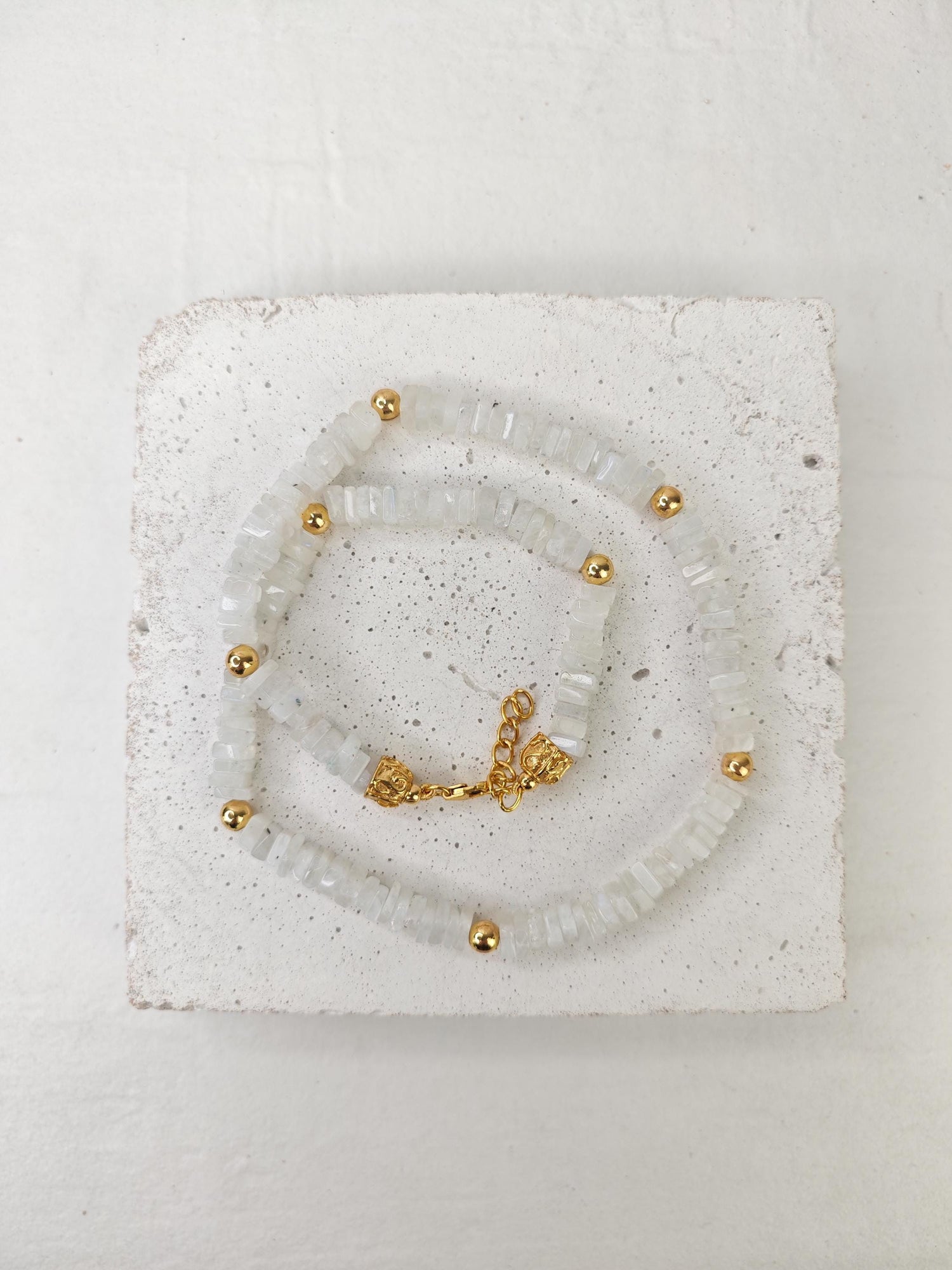 Frosted Moon necklace made of moonstone and 18-carat gold-plated sterling silver, pearl necklace