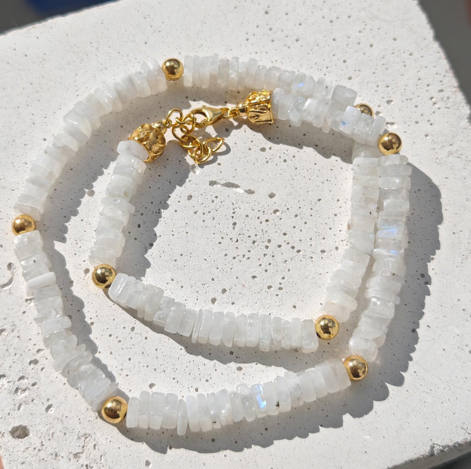 Frosted Moon - Halskette aus Mondstein und mit 18 Karat vergoldetem Sterlingsilber, Perlenhalskette - CocosyBerlin