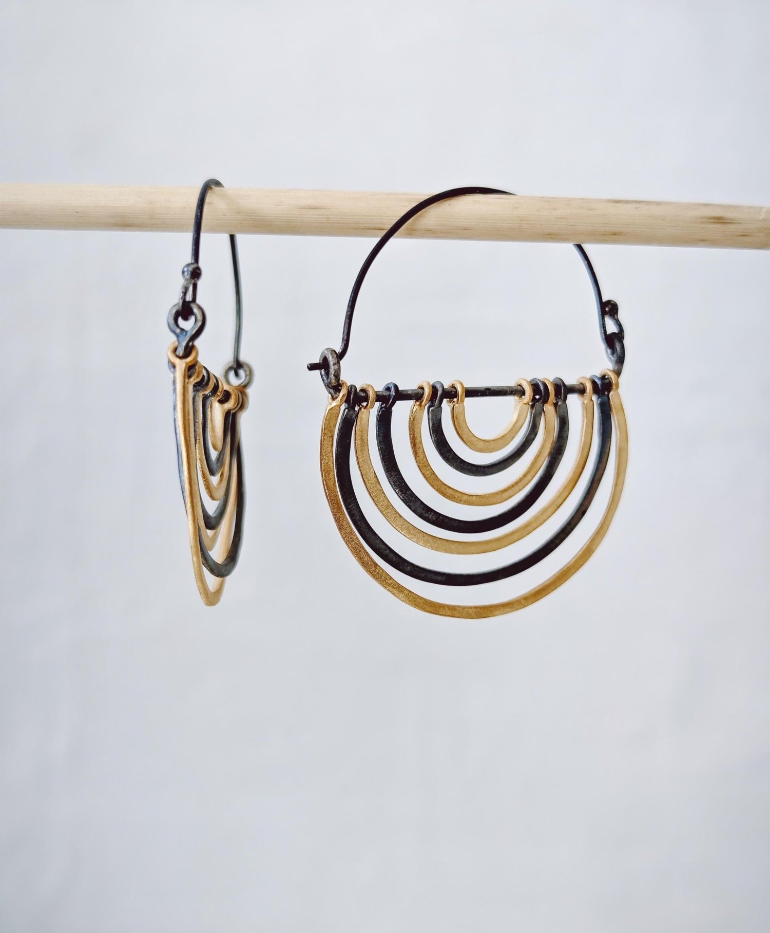 Statement Regenbogen Ohrringe schwarz rhodiniert und vergoldet , handgefertigte Creolen, große Rainbow Hängeohrringe - CocosyBerlin