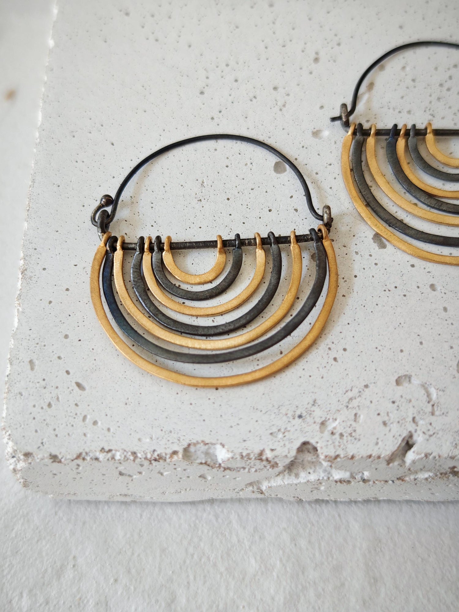 Statement Regenbogen Ohrringe schwarz rhodiniert und vergoldet , handgefertigte Creolen, große Rainbow Hängeohrringe