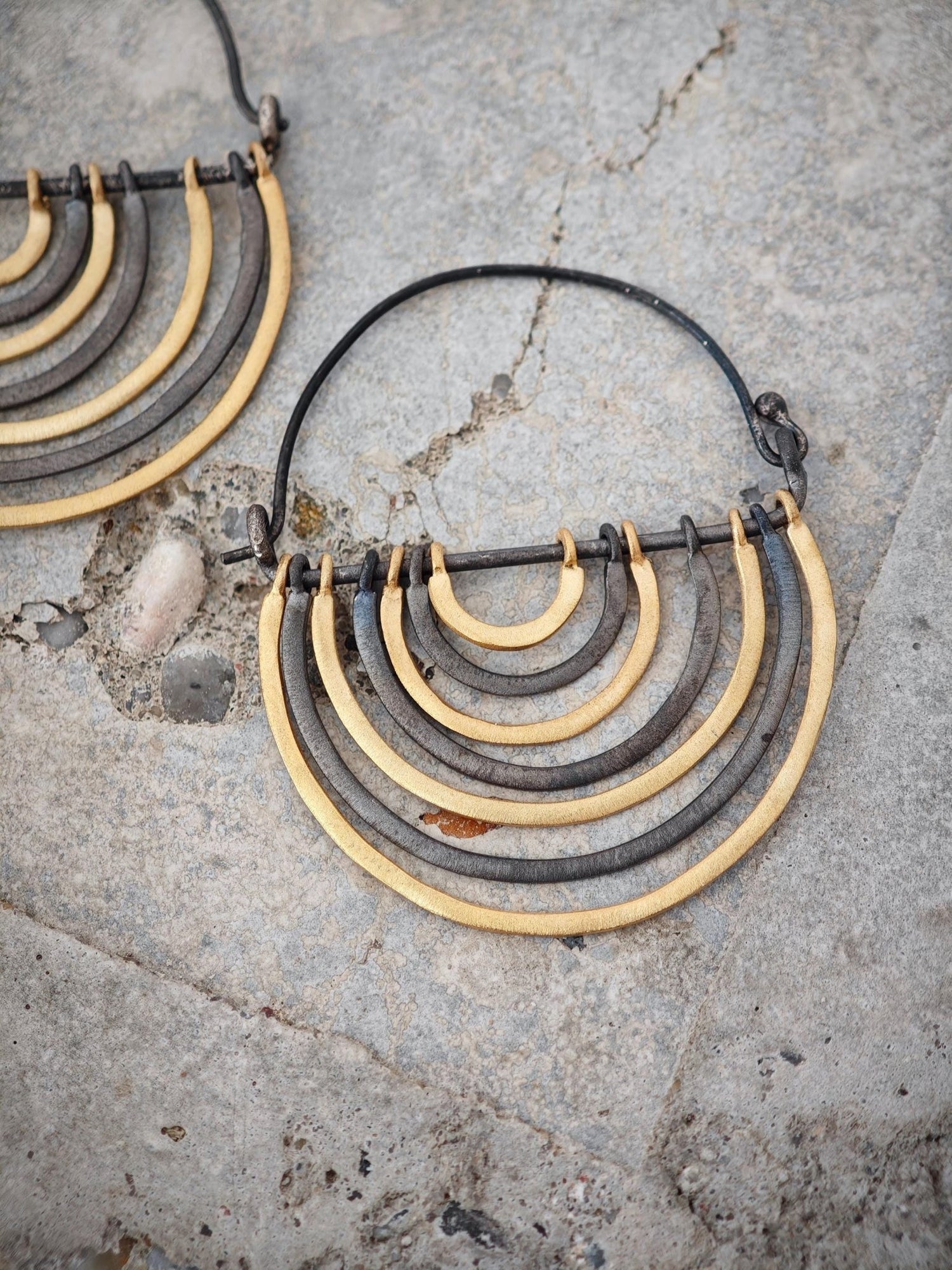 Statement Regenbogen Ohrringe schwarz rhodiniert und vergoldet , handgefertigte Creolen, große Rainbow Hängeohrringe - CocosyBerlin