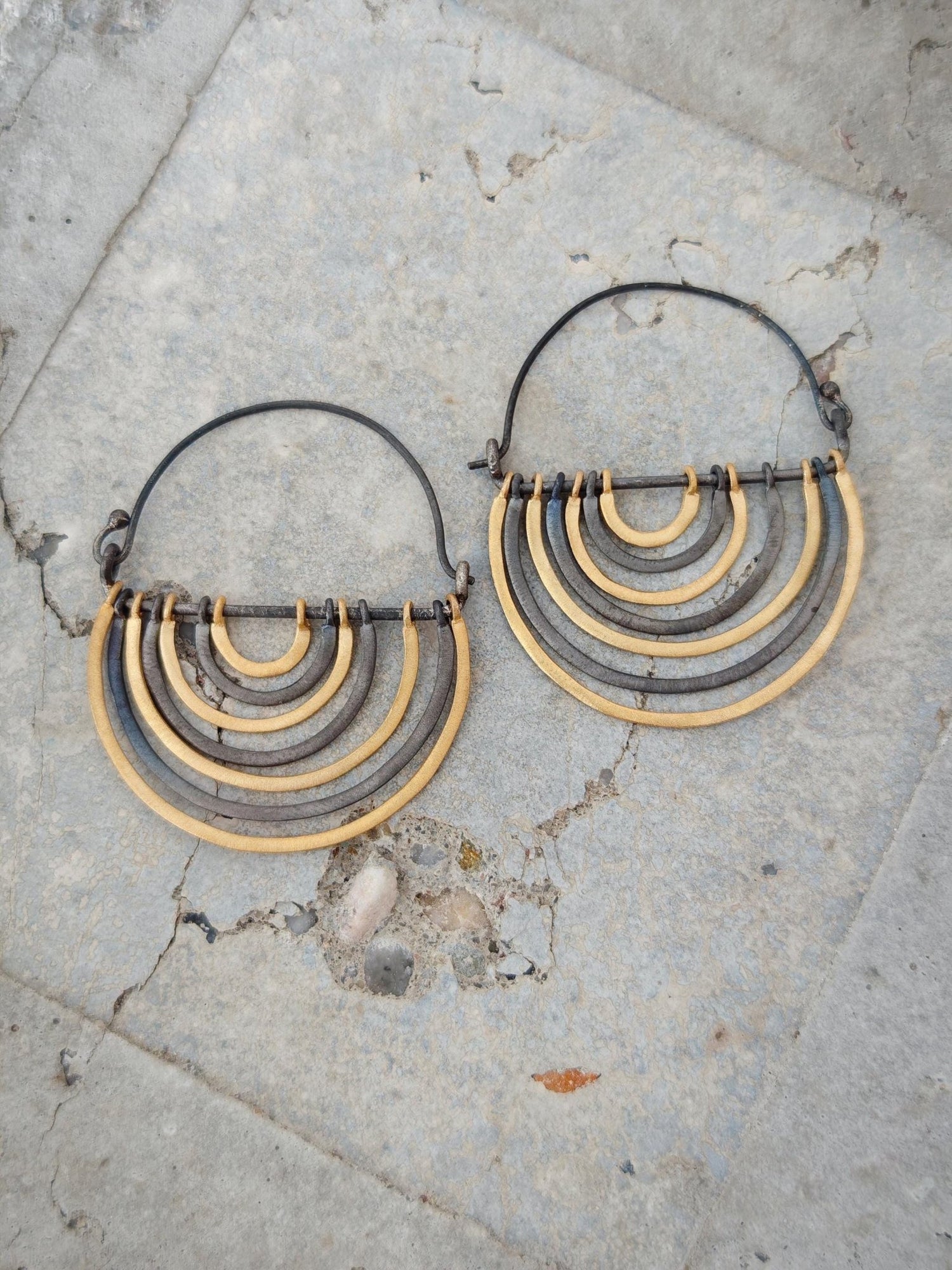 Statement Regenbogen Ohrringe schwarz rhodiniert und vergoldet , handgefertigte Creolen, große Rainbow Hängeohrringe - CocosyBerlin