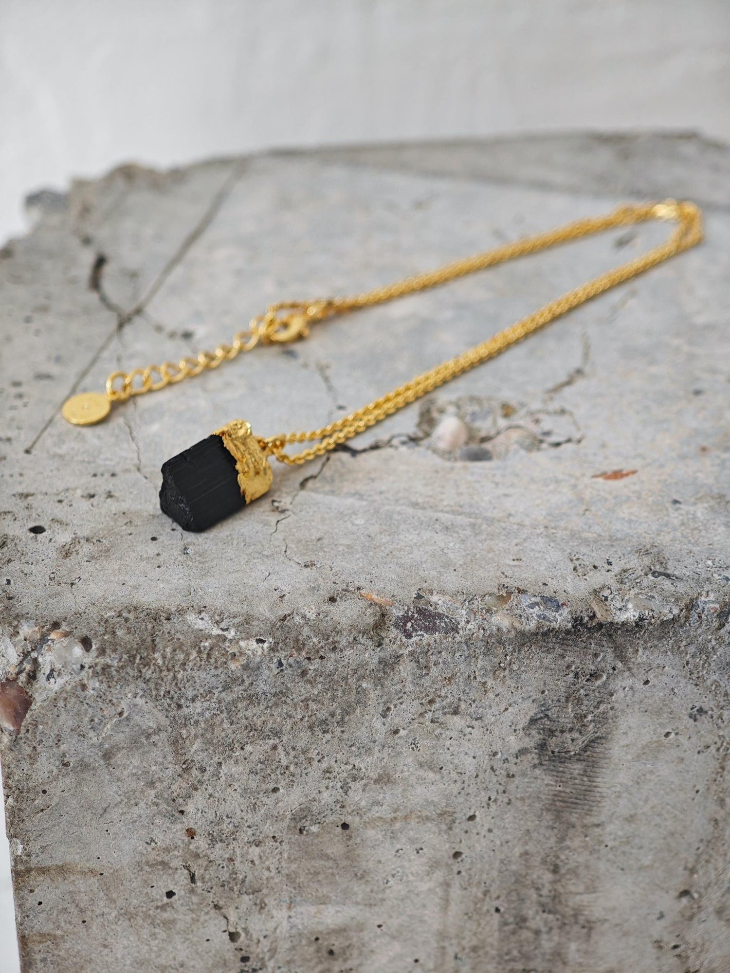 goldene Halskette mit Turmalin Anhänger 18K Vergoldung, handgemachte Edelstein Halskette - CocosyBerlin