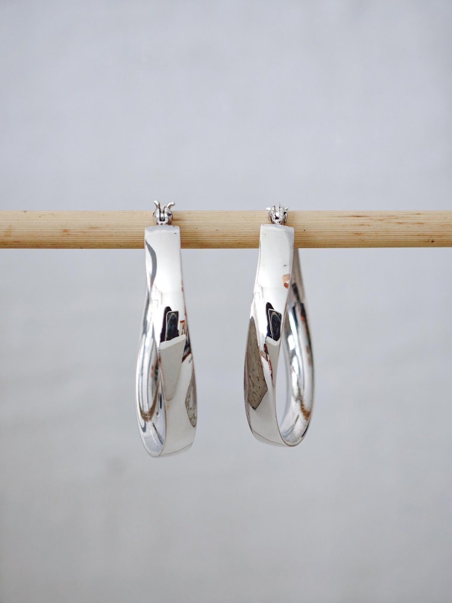 Flache Ovale Twisted Creolen aus 925 Silber, breite geschwungene und gedrehte Ohrringe - CocosyBerlin