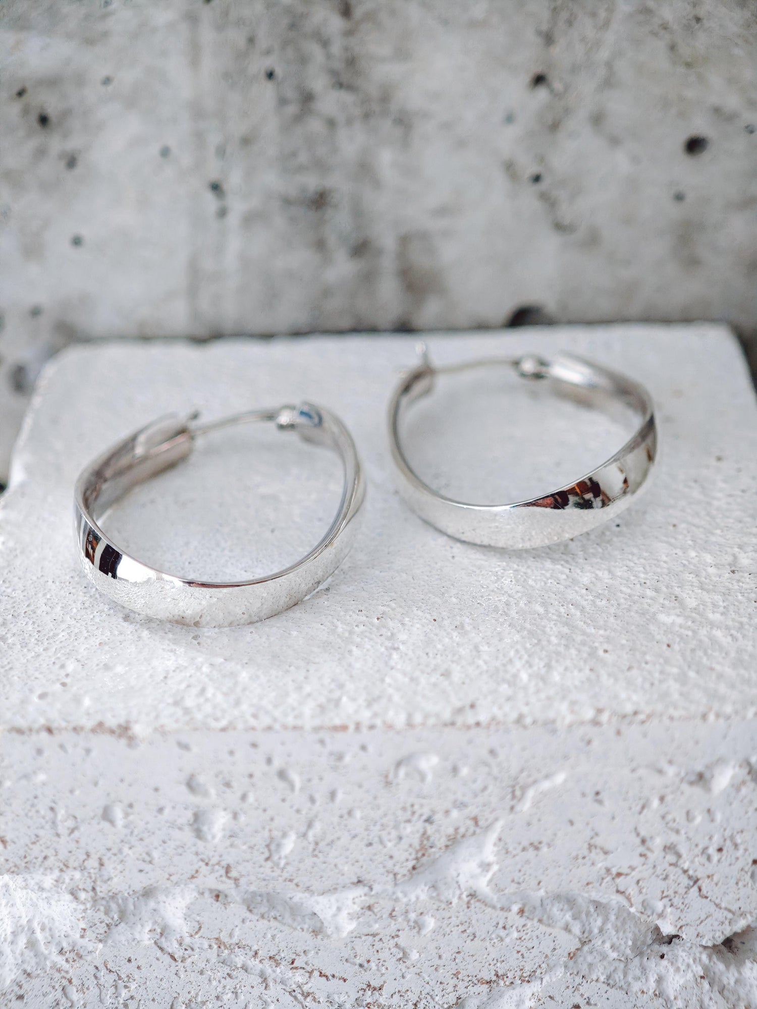 Flat oval twisted hoop earrings made of 925 silver, wide curved and twisted earrings