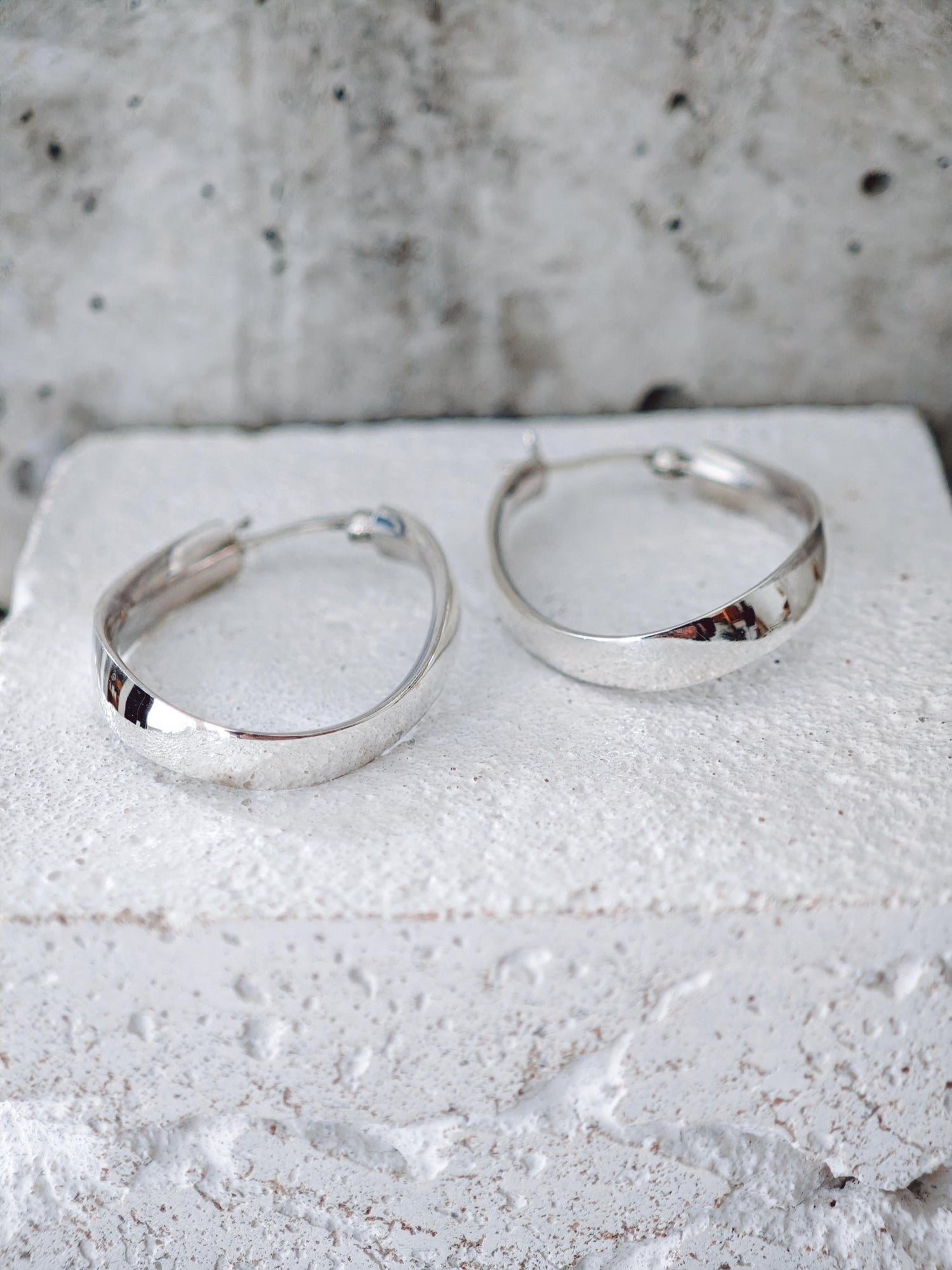 Flache Ovale Twisted Creolen aus 925 Silber, breite geschwungene und gedrehte Ohrringe - CocosyBerlin