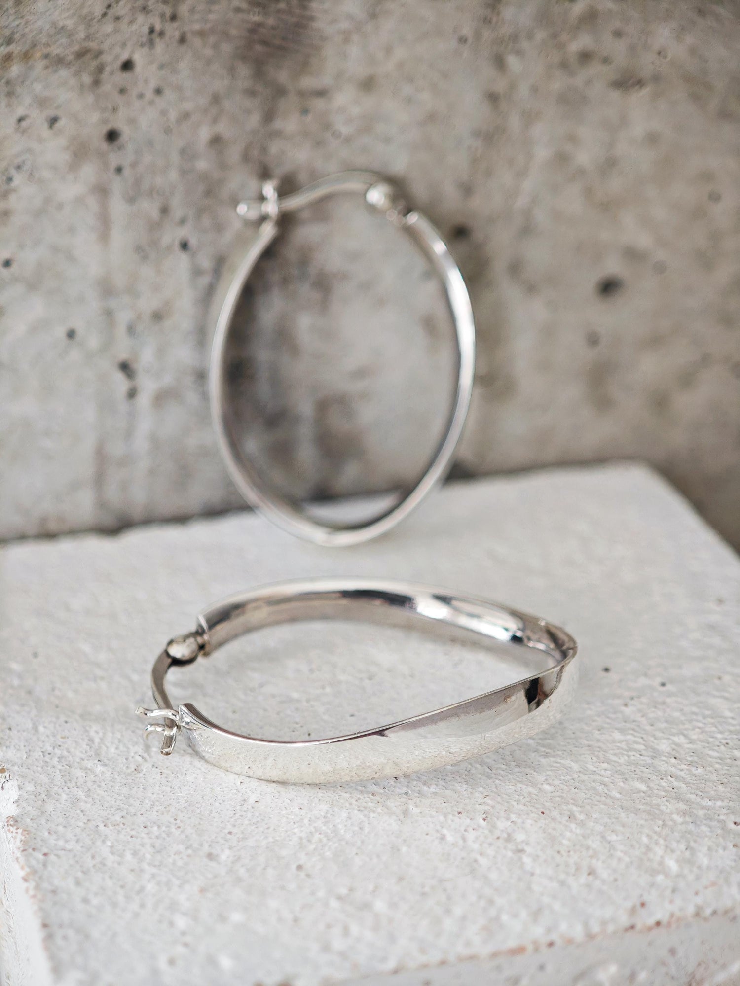Flat oval twisted hoop earrings made of 925 silver, wide curved and twisted earrings