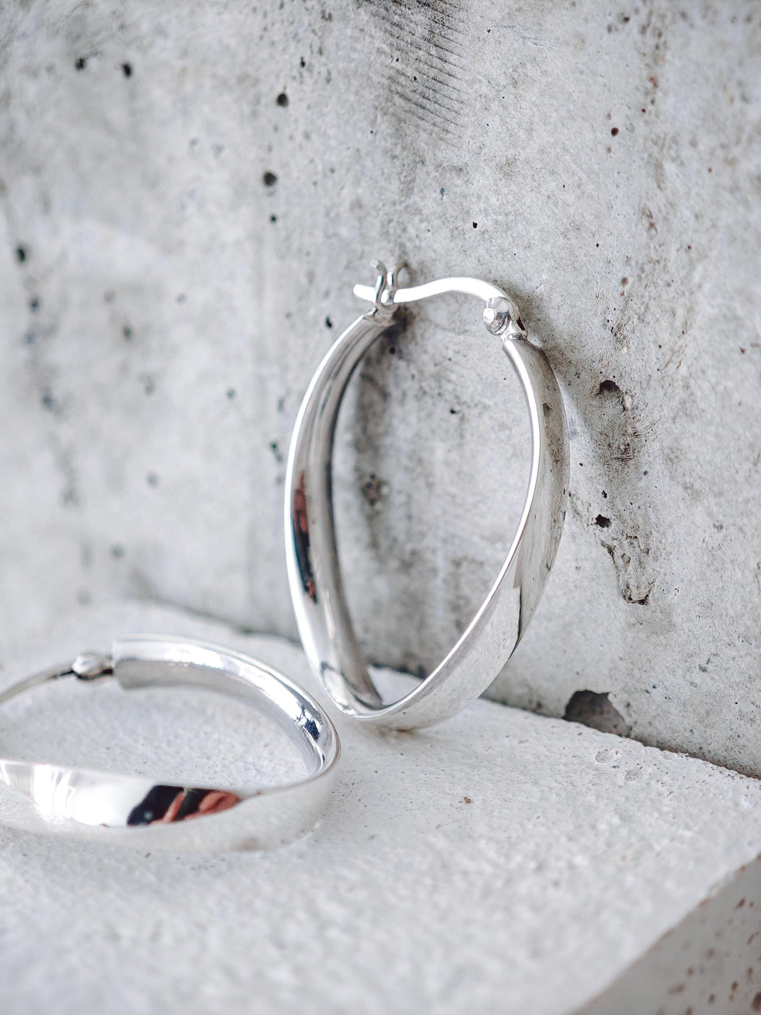 Flat oval twisted hoop earrings made of 925 silver, wide curved and twisted earrings