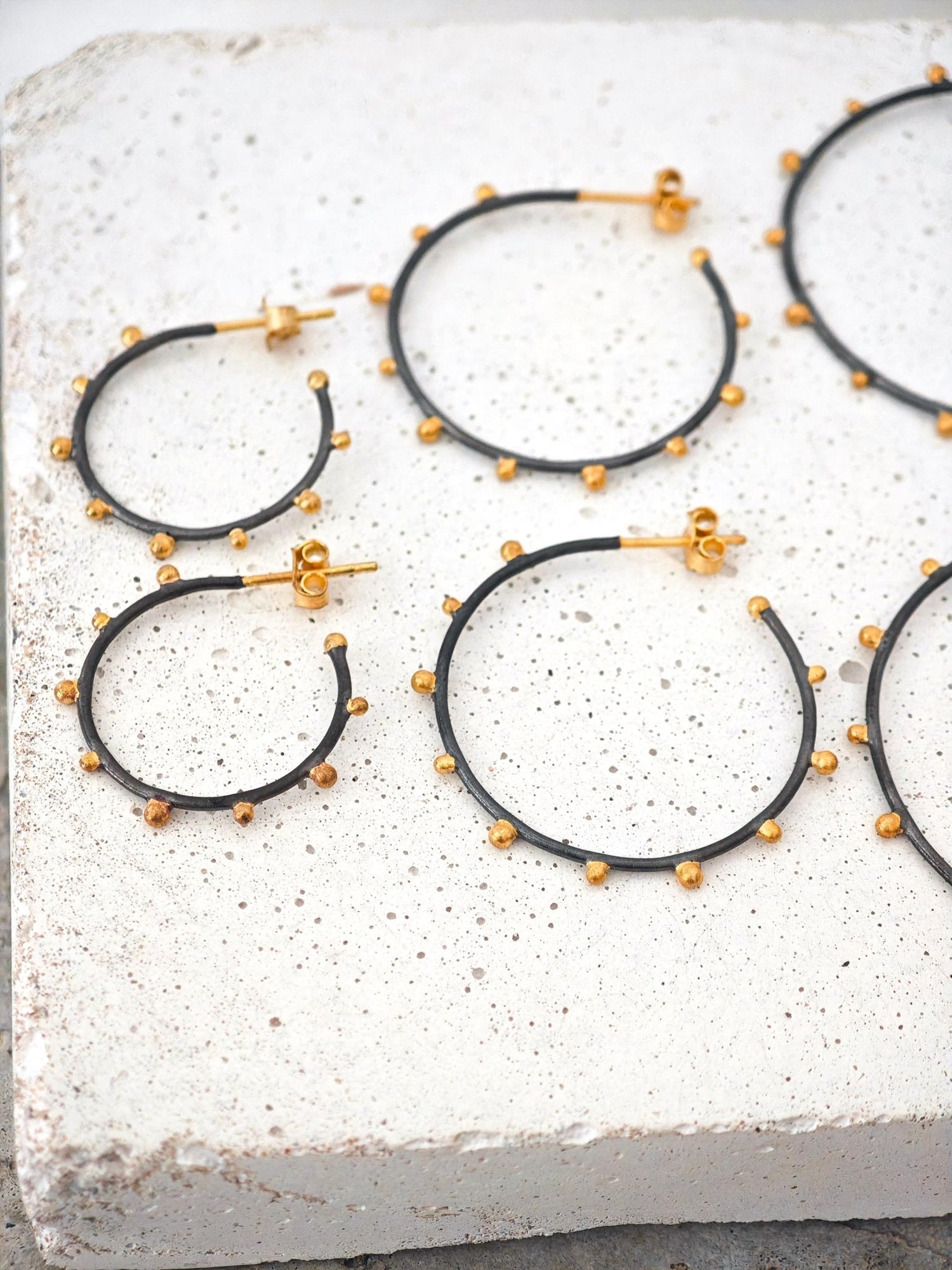 Creolen aus 925 Silber schwarz rhodiniert mit vergoldeten Punkten (Dots), handgefertigt - CocosyBerlin