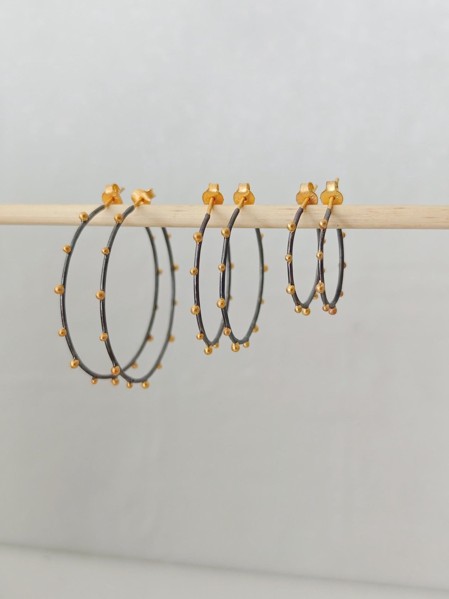 Creolen aus 925 Silber schwarz rhodiniert mit vergoldeten Punkten (Dots), handgefertigt - CocosyBerlin