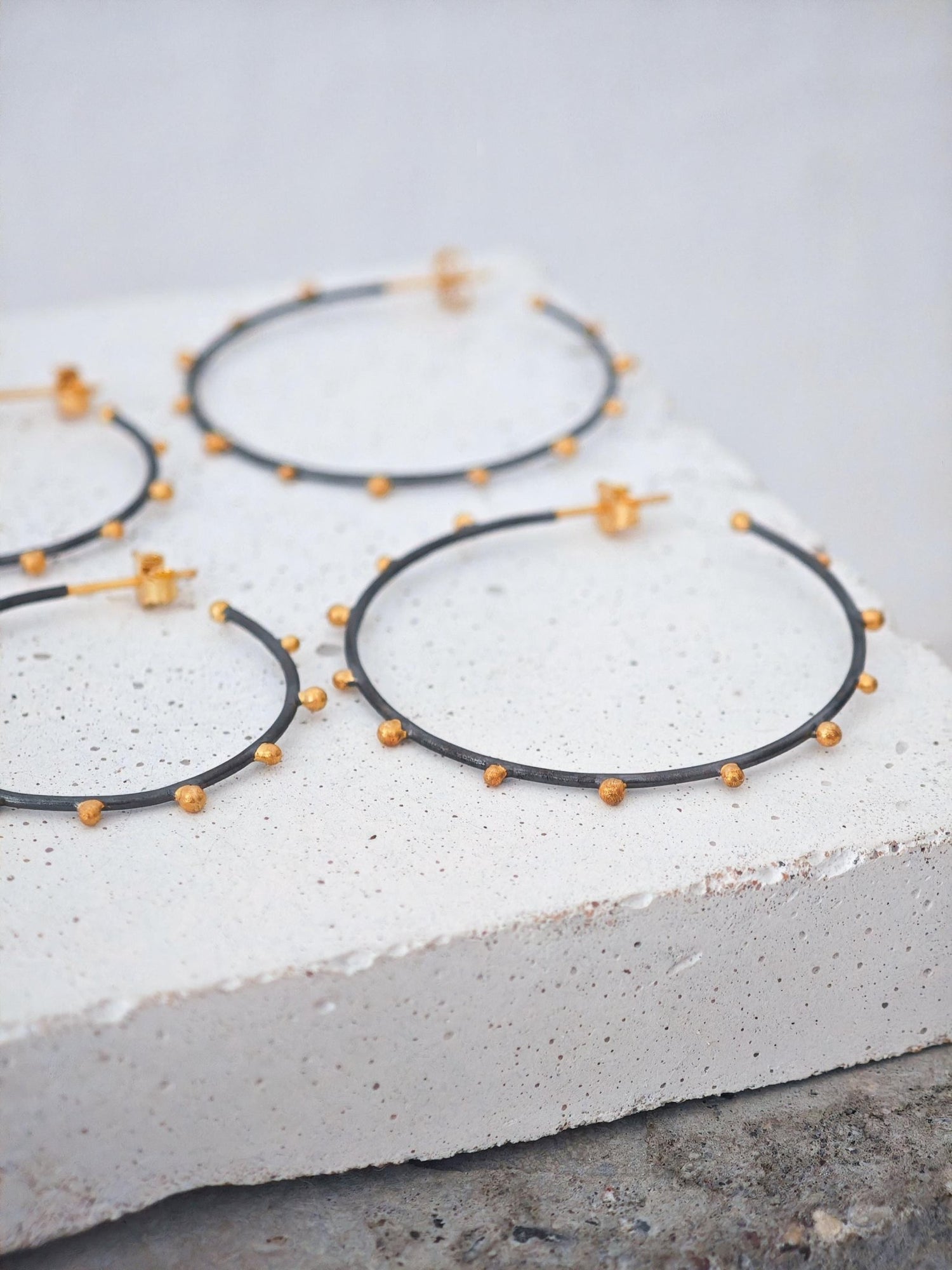 Creolen aus 925 Silber schwarz rhodiniert mit vergoldeten Punkten (Dots), handgefertigt - CocosyBerlin