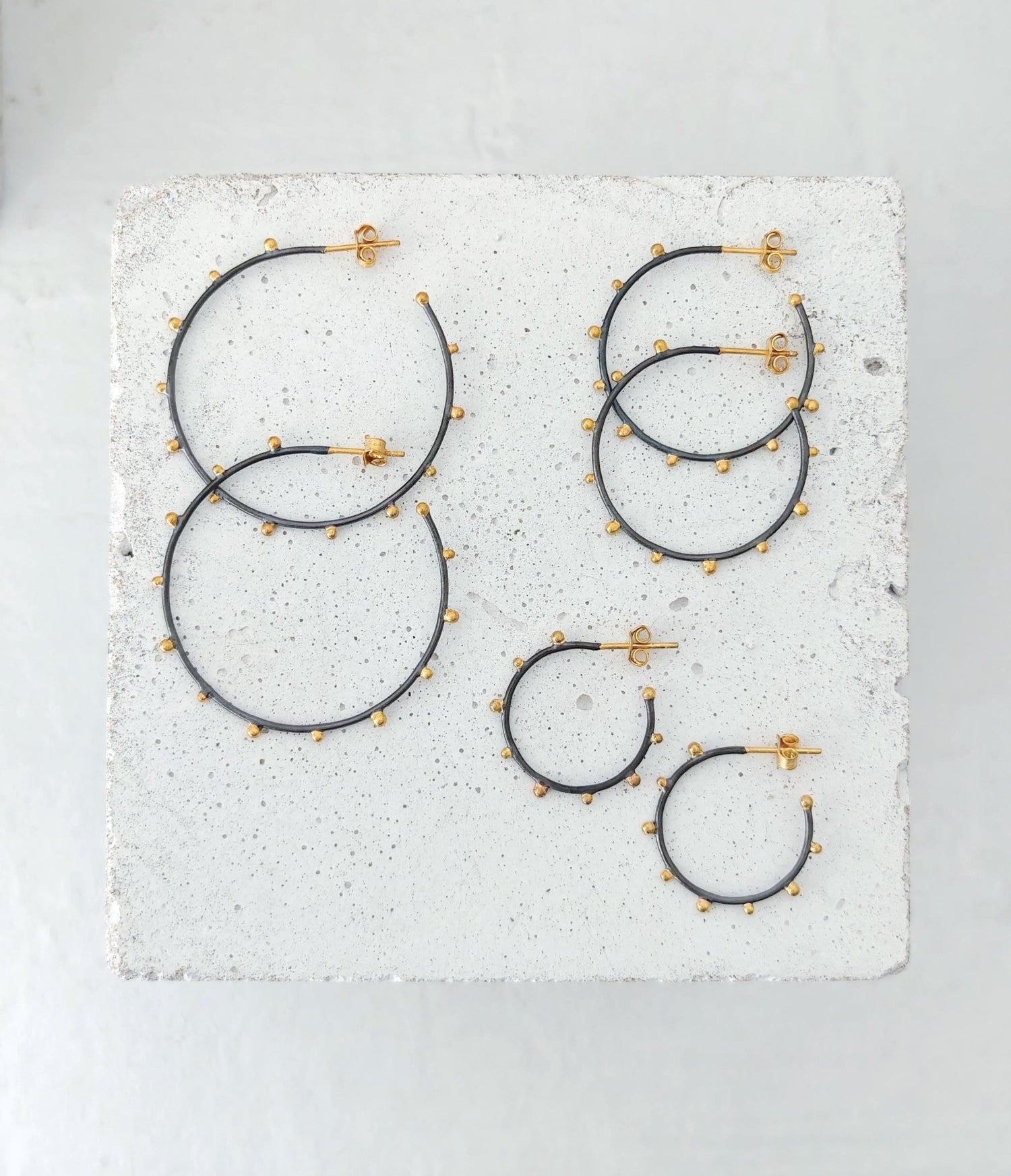 Creolen aus 925 Silber schwarz rhodiniert mit vergoldeten Punkten (Dots), handgefertigt - CocosyBerlin