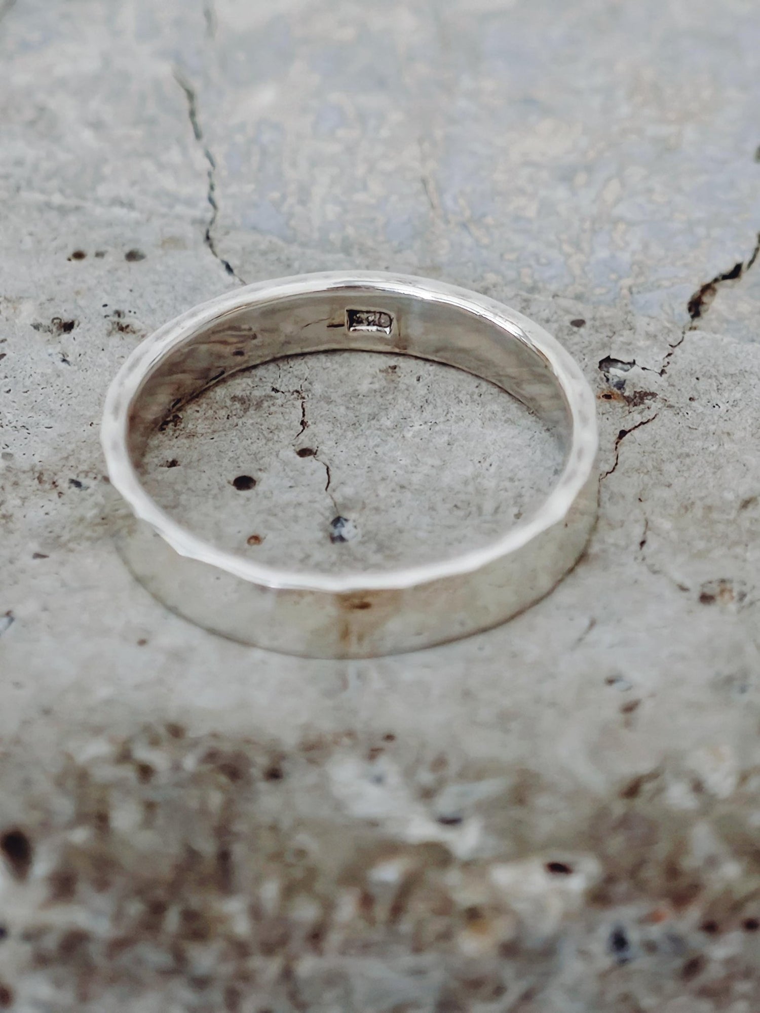 Minimalistischer Ring gehämmert aus 925 Silber, handgemachter Stapelring, Bandring Boho - CocosyBerlin