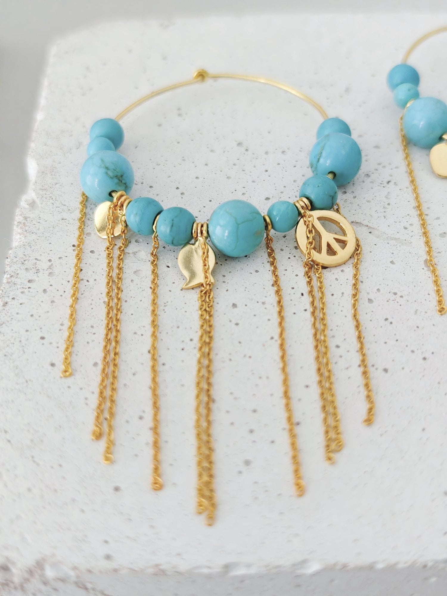 Edelstein Perlen Creolen mit echten Türkis Steinen und Charms, Boho Ohrringe mit 18k Vergoldung