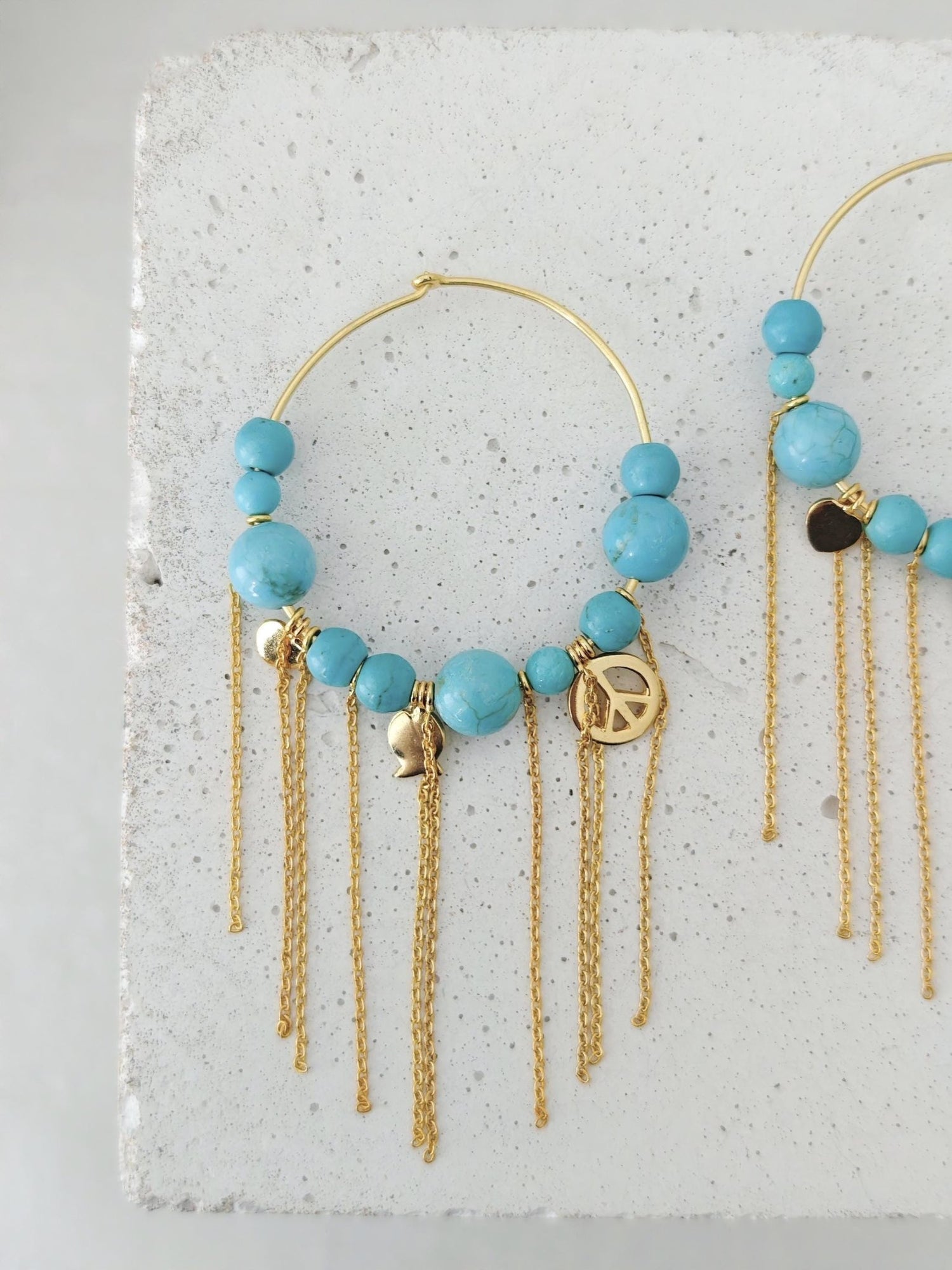 Edelstein Perlen Creolen mit echten Türkis Steinen und Charms, Boho Ohrringe mit 18k Vergoldung - CocosyBerlin