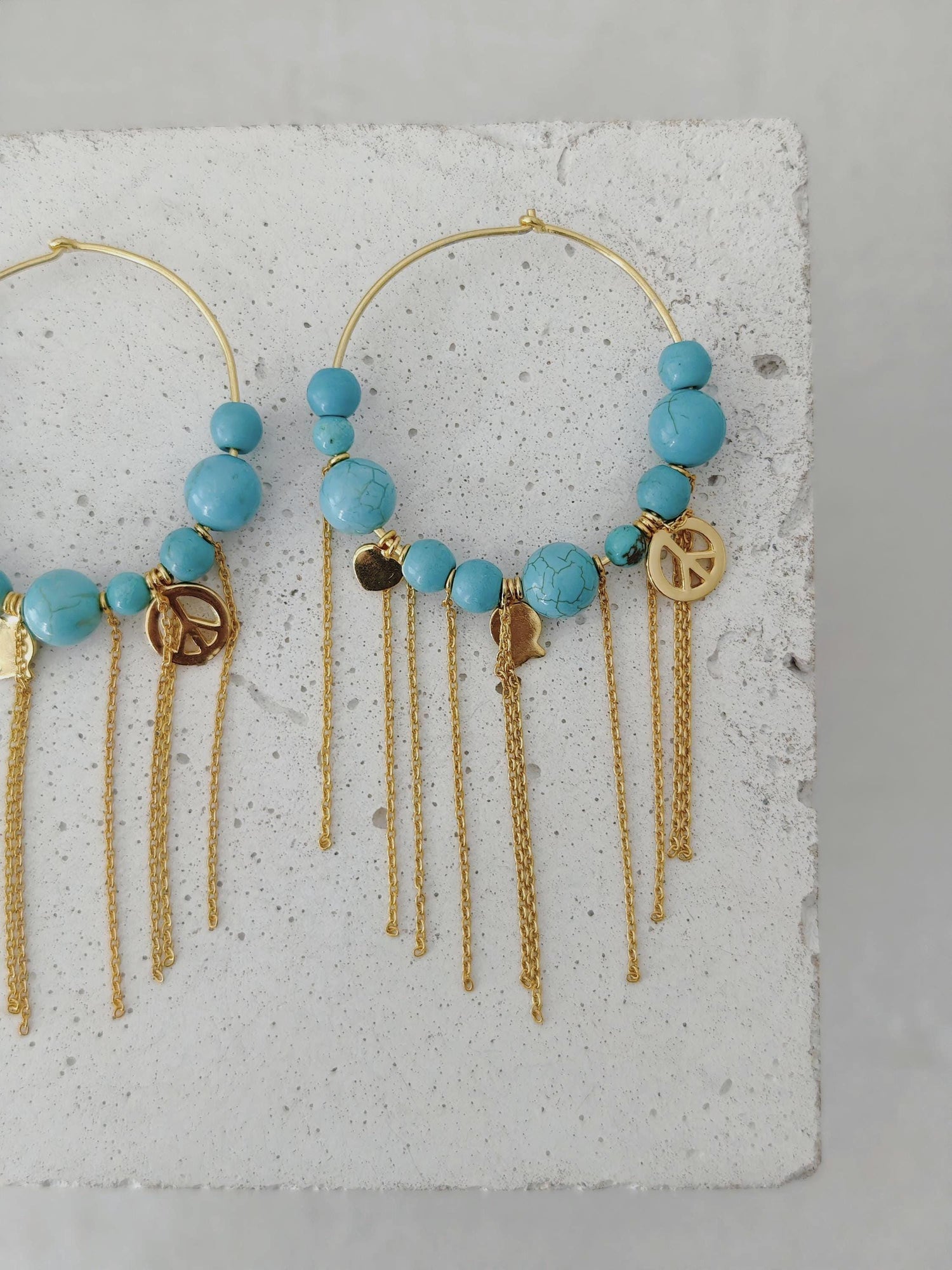 Edelstein Perlen Creolen mit echten Türkis Steinen und Charms, Boho Ohrringe mit 18k Vergoldung