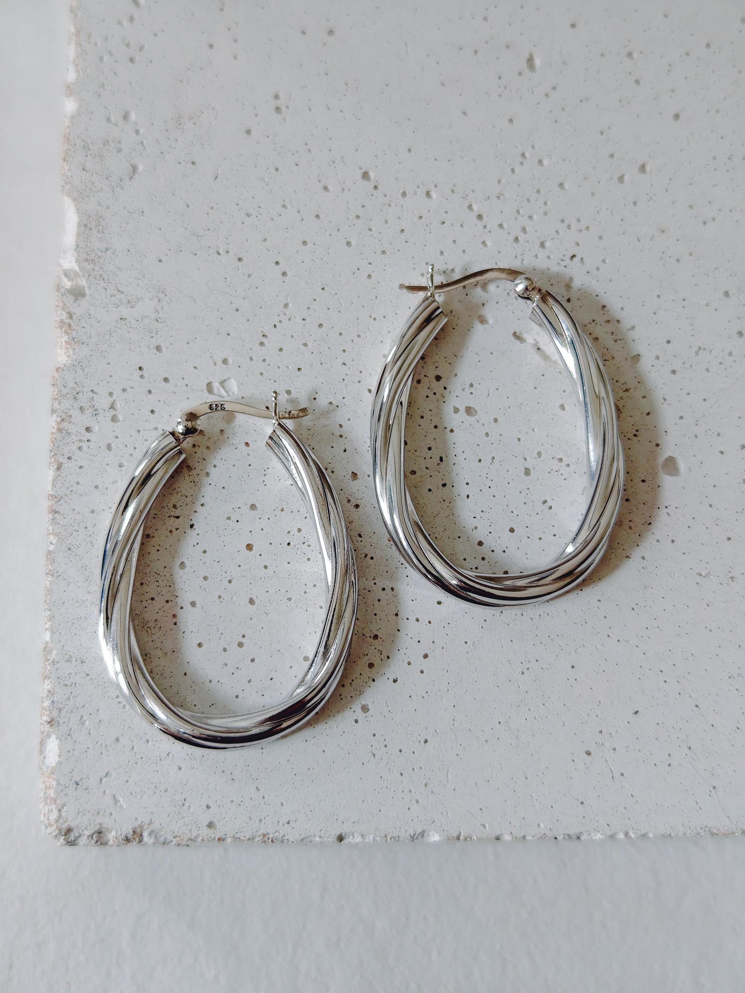 Twisted Creolen aus 925 Silber - Handgefertigte Hoops - gedrehtes Design - elegante Silber Ohrringe - minimalistischer Schmuck