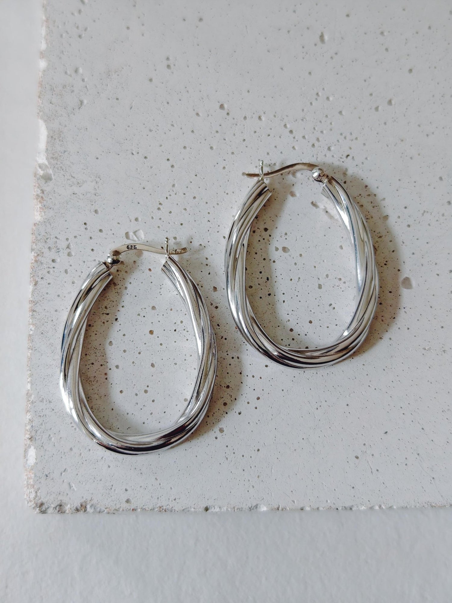 Twisted Creolen aus 925 Silber - Handgefertigte Hoops - gedrehtes Design - elegante Silber Ohrringe - minimalistischer Schmuck - CocosyBerlin