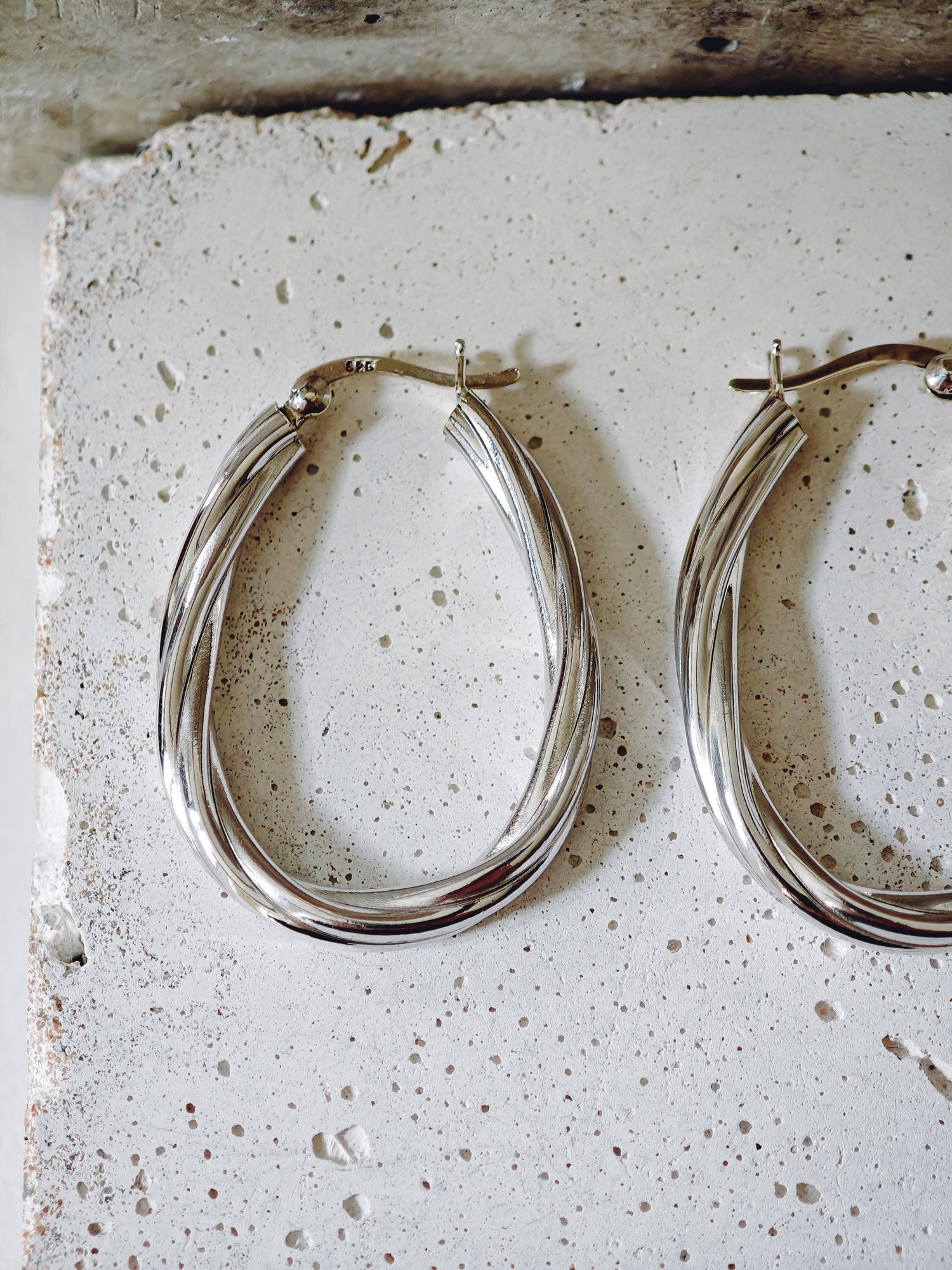 Twisted Creolen aus 925 Silber - Handgefertigte Hoops - gedrehtes Design - elegante Silber Ohrringe - minimalistischer Schmuck