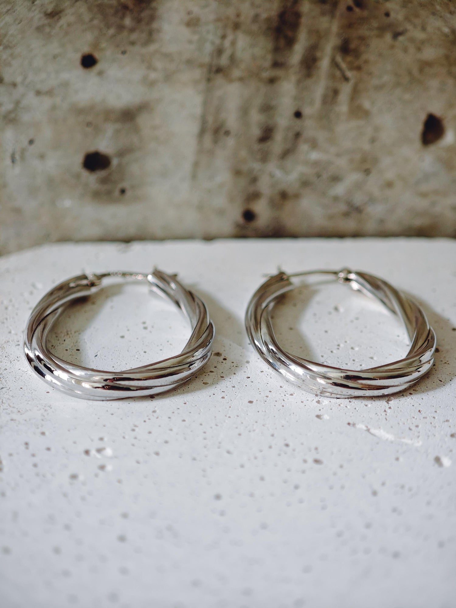 Twisted Creolen aus 925 Silber - Handgefertigte Hoops - gedrehtes Design - elegante Silber Ohrringe - minimalistischer Schmuck