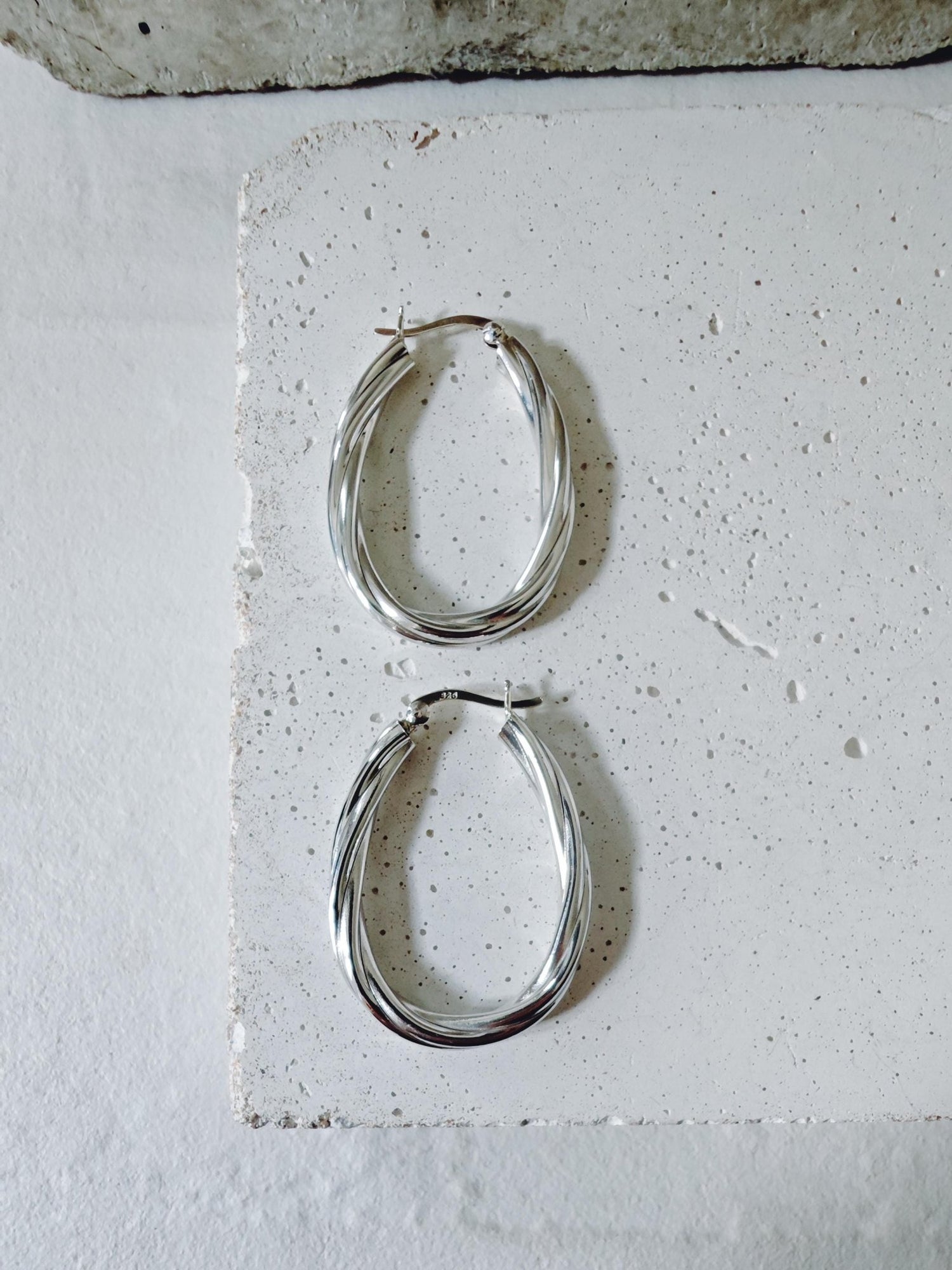 Twisted Creolen aus 925 Silber - Handgefertigte Hoops - gedrehtes Design - elegante Silber Ohrringe - minimalistischer Schmuck - CocosyBerlin