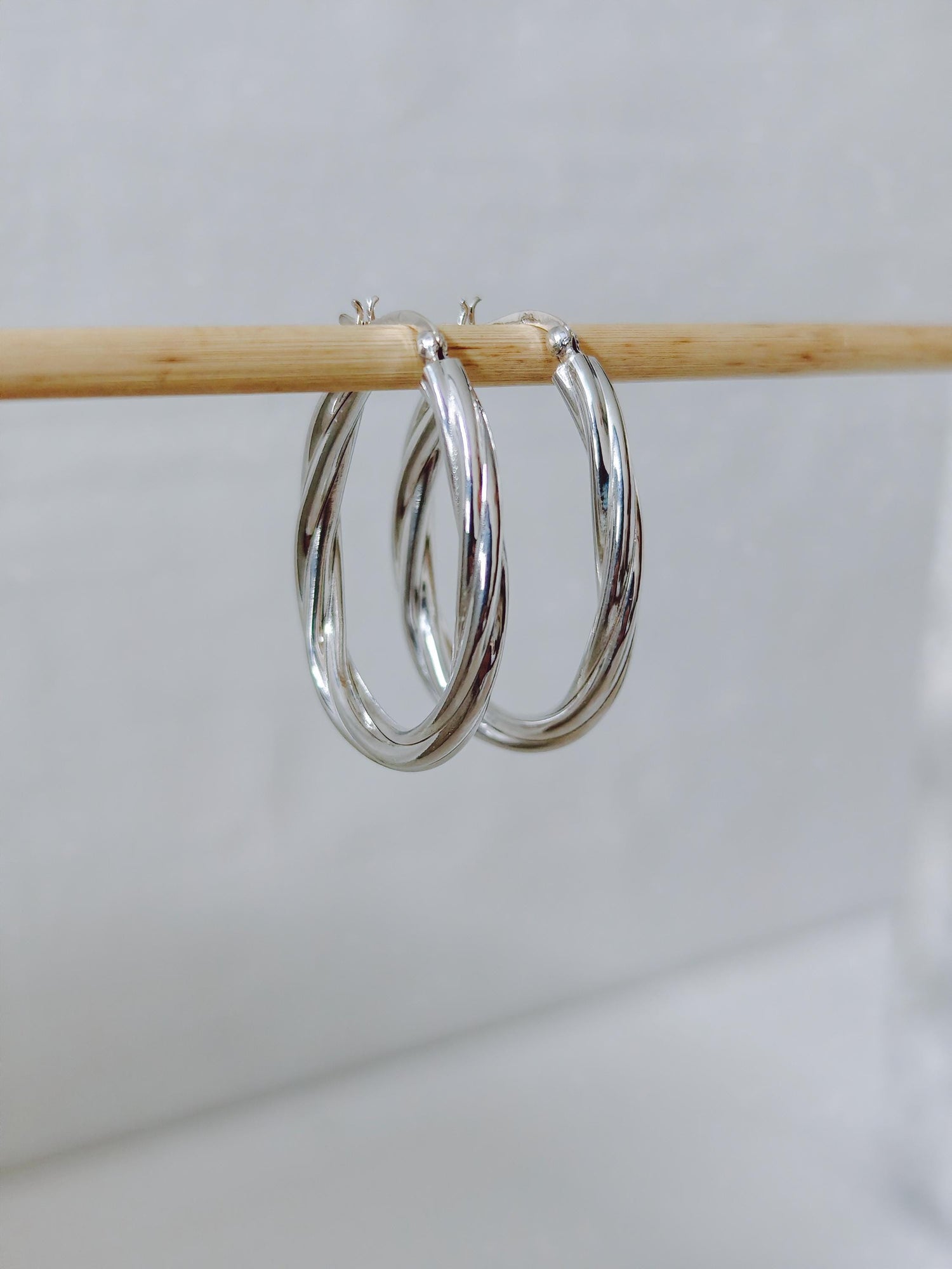 Twisted Creolen aus 925 Silber - Handgefertigte Hoops - gedrehtes Design - elegante Silber Ohrringe - minimalistischer Schmuck