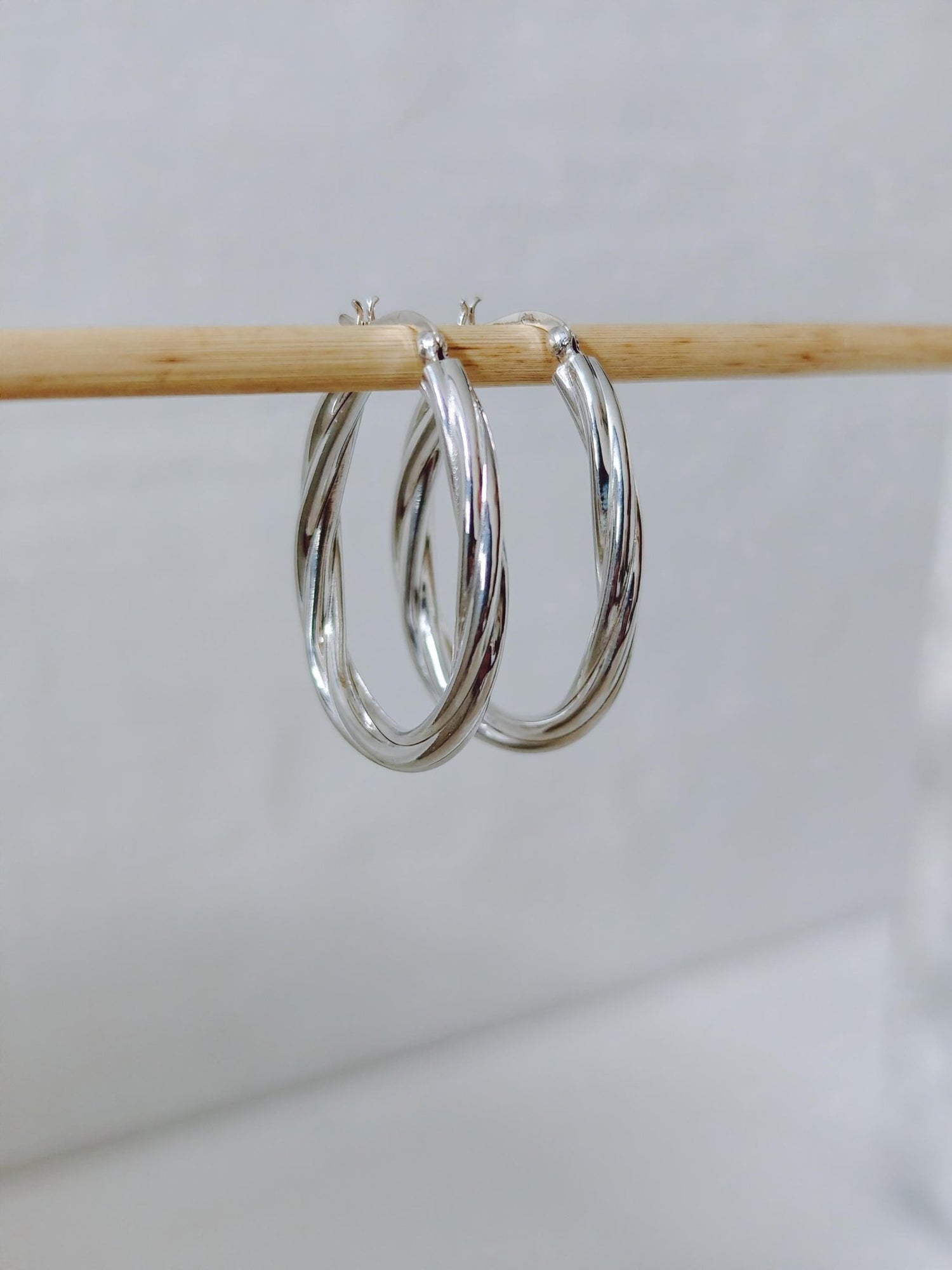 Twisted Creolen aus 925 Silber - Handgefertigte Hoops - gedrehtes Design - elegante Silber Ohrringe - minimalistischer Schmuck - CocosyBerlin