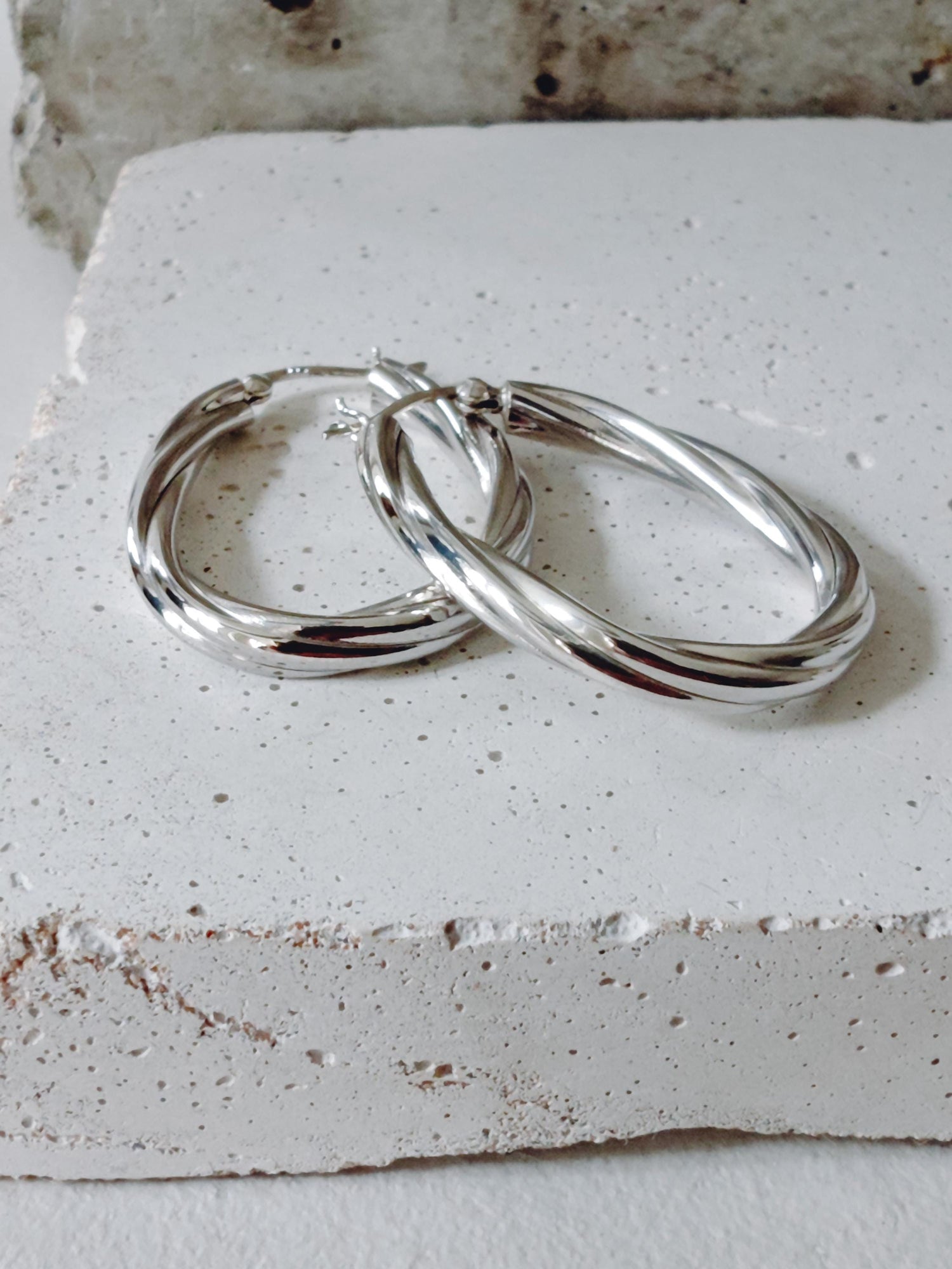 Twisted Creolen aus 925 Silber - Handgefertigte Hoops - gedrehtes Design - elegante Silber Ohrringe - minimalistischer Schmuck