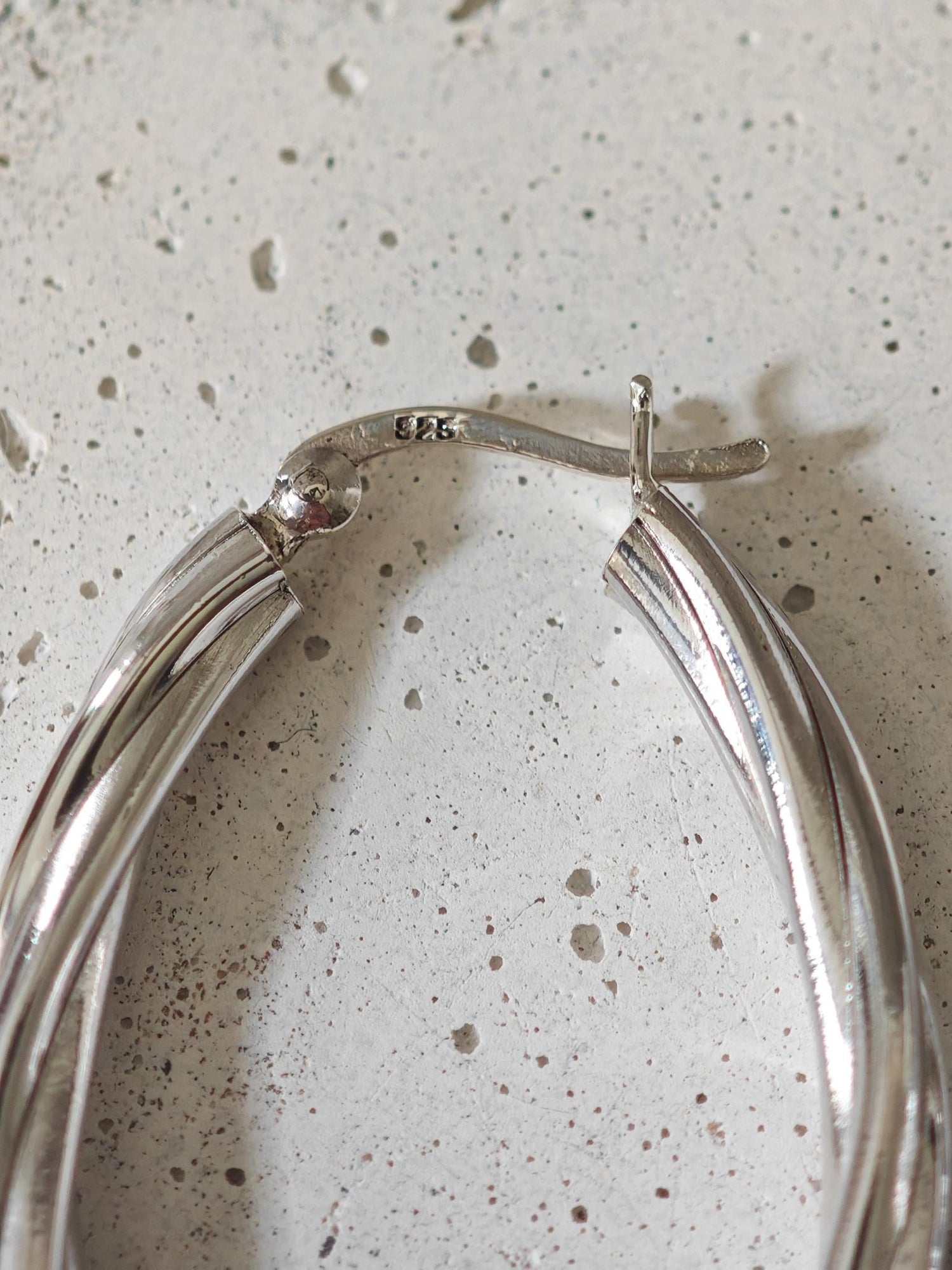 Twisted Creolen aus 925 Silber - Handgefertigte Hoops - gedrehtes Design - elegante Silber Ohrringe - minimalistischer Schmuck - CocosyBerlin