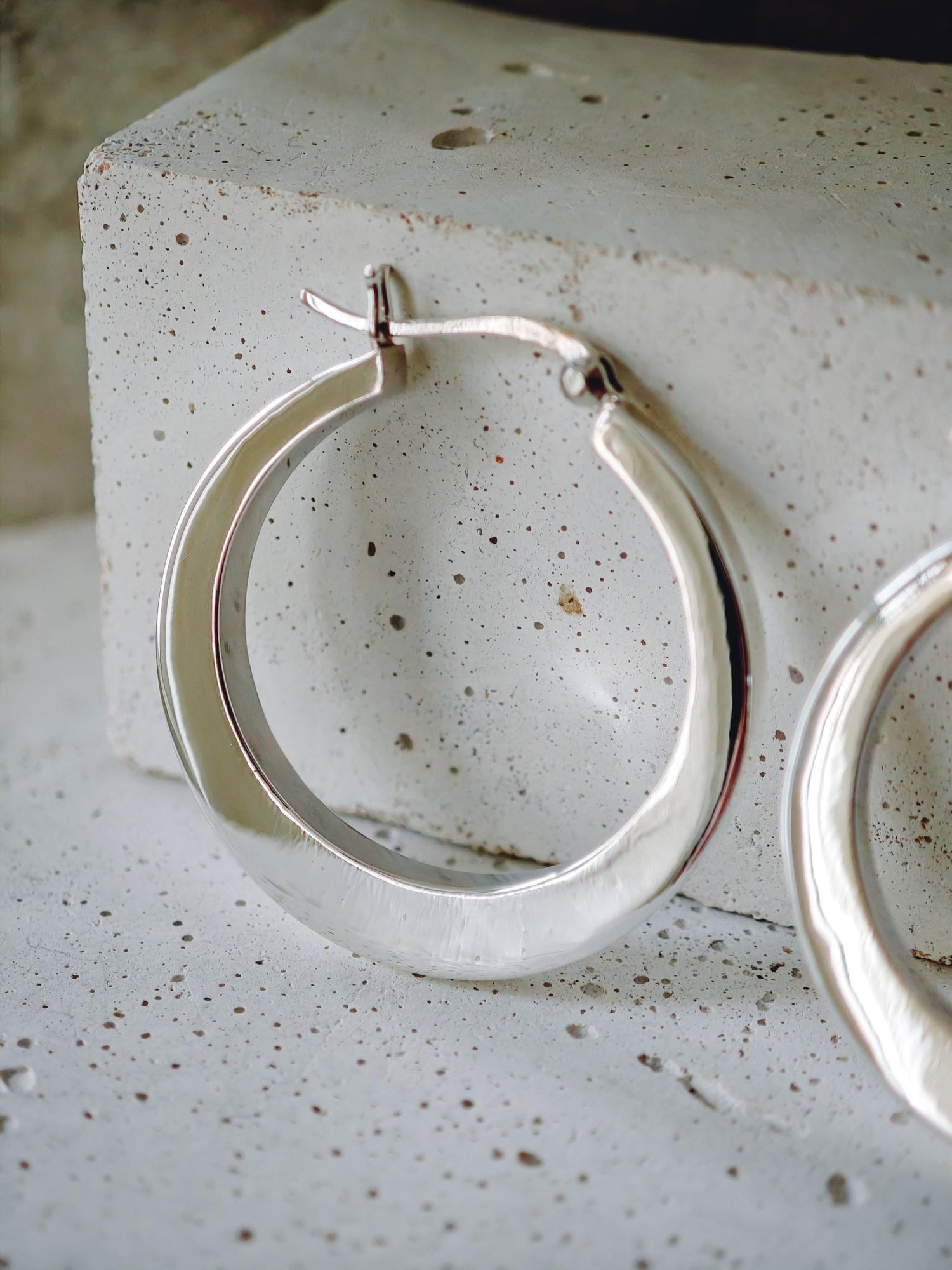 Medium Chunky Creolen 35mm aus 925 Silber, Breite Statement Hoops, handgefertigte Ohrringe - CocosyBerlin