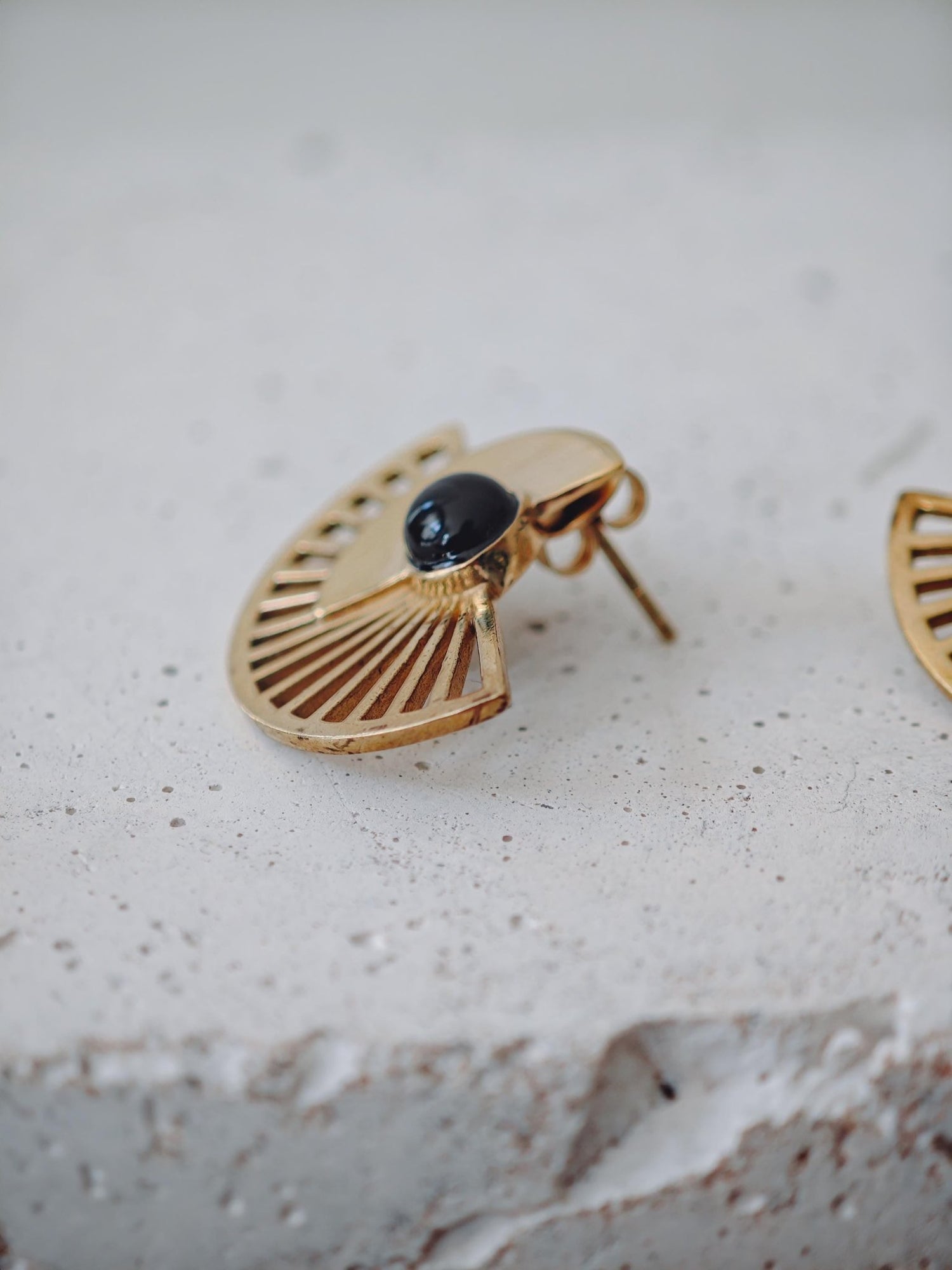Goldene Boho Ohrringe mit Edelstein - von Hand gefertigte kleinel Sonnenstrahlen Ohrstecker mit Tigerauge , Mondstein . Schwarzer Onyx - CocosyBerlin