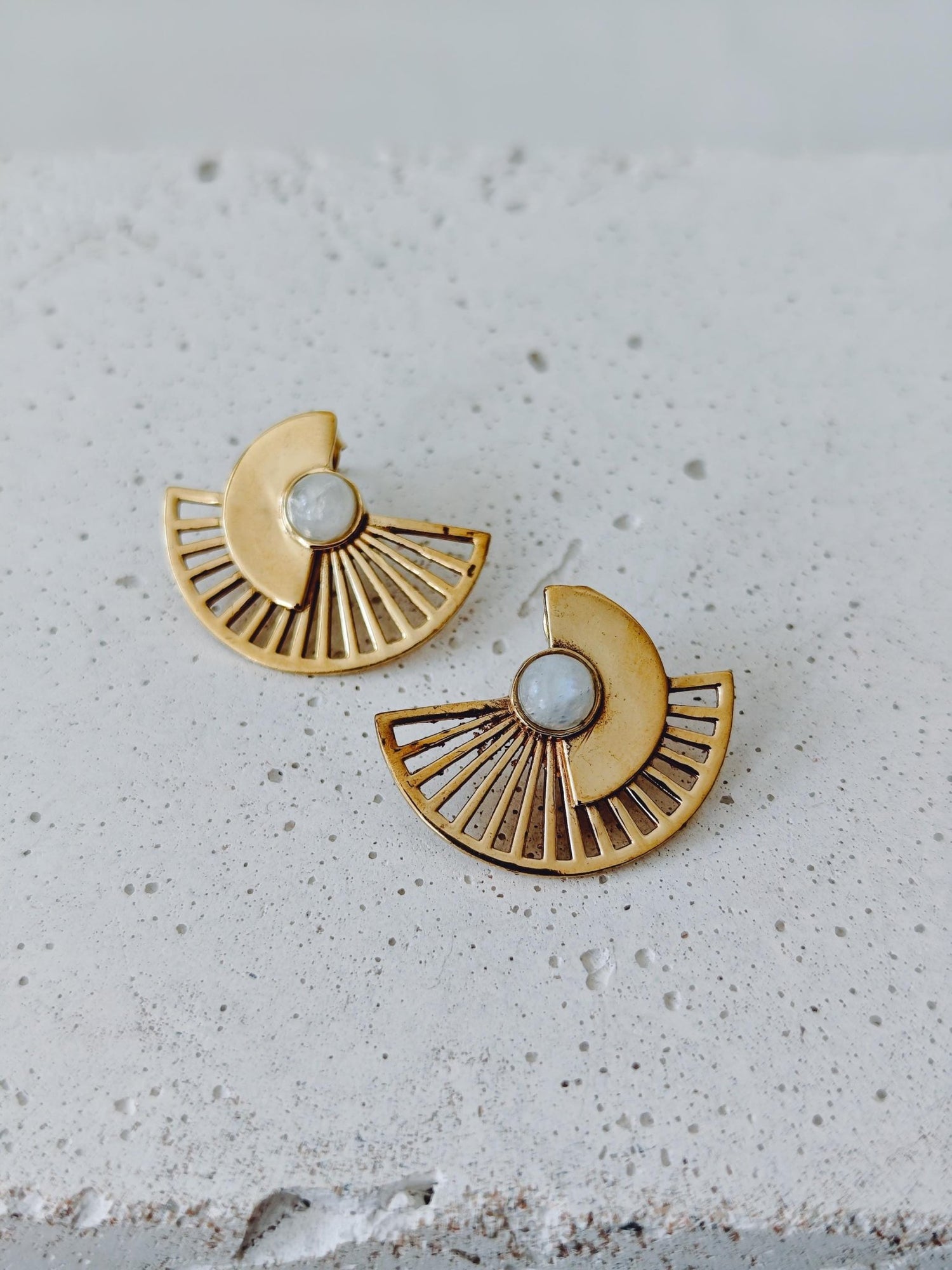 Goldene Boho Ohrringe mit Edelstein - von Hand gefertigte kleinel Sonnenstrahlen Ohrstecker mit Tigerauge , Mondstein . Schwarzer Onyx - CocosyBerlin