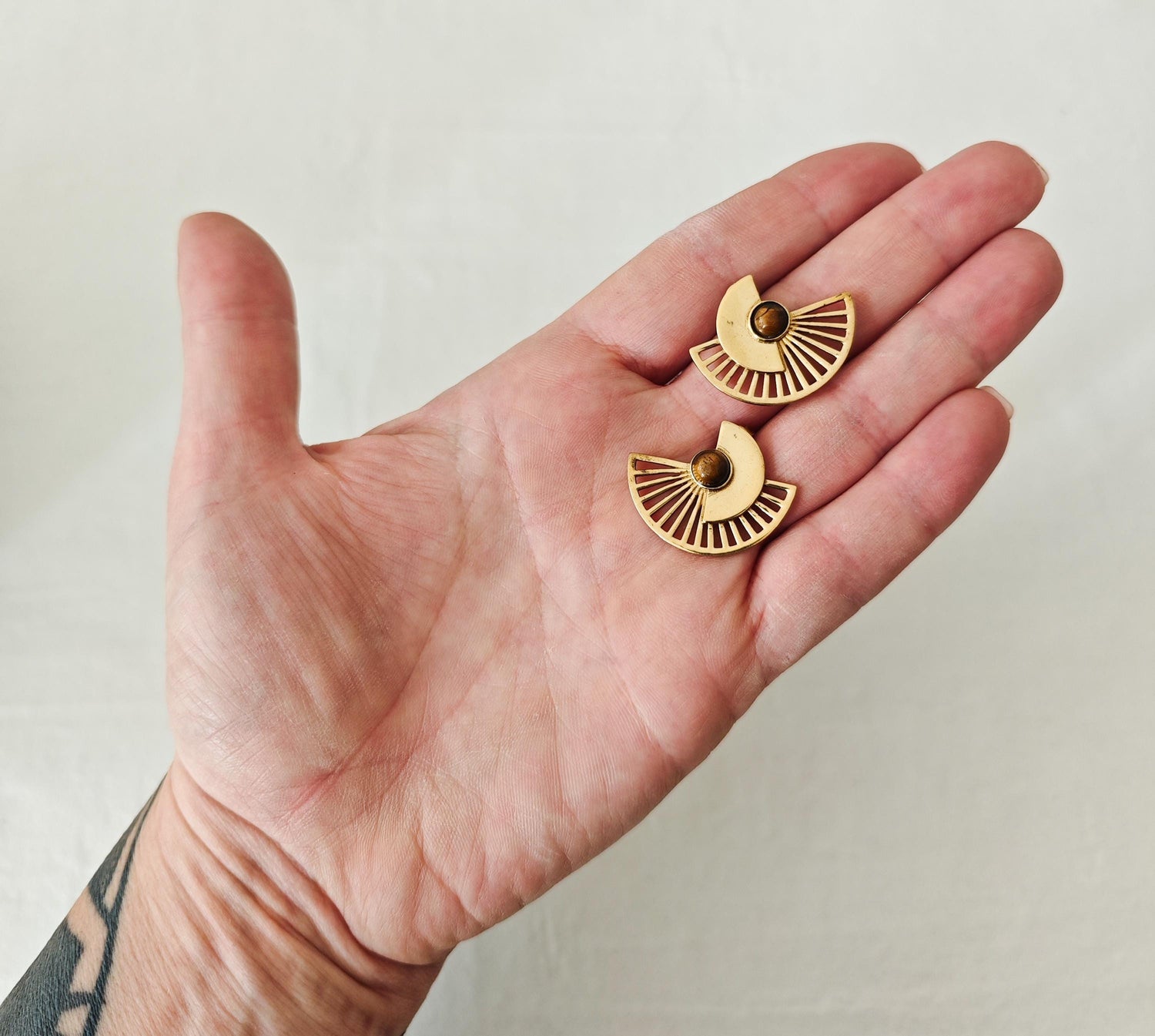 Goldene Boho Ohrringe mit Edelstein - von Hand gefertigte kleinel Sonnenstrahlen Ohrstecker mit Tigerauge , Mondstein . Schwarzer Onyx