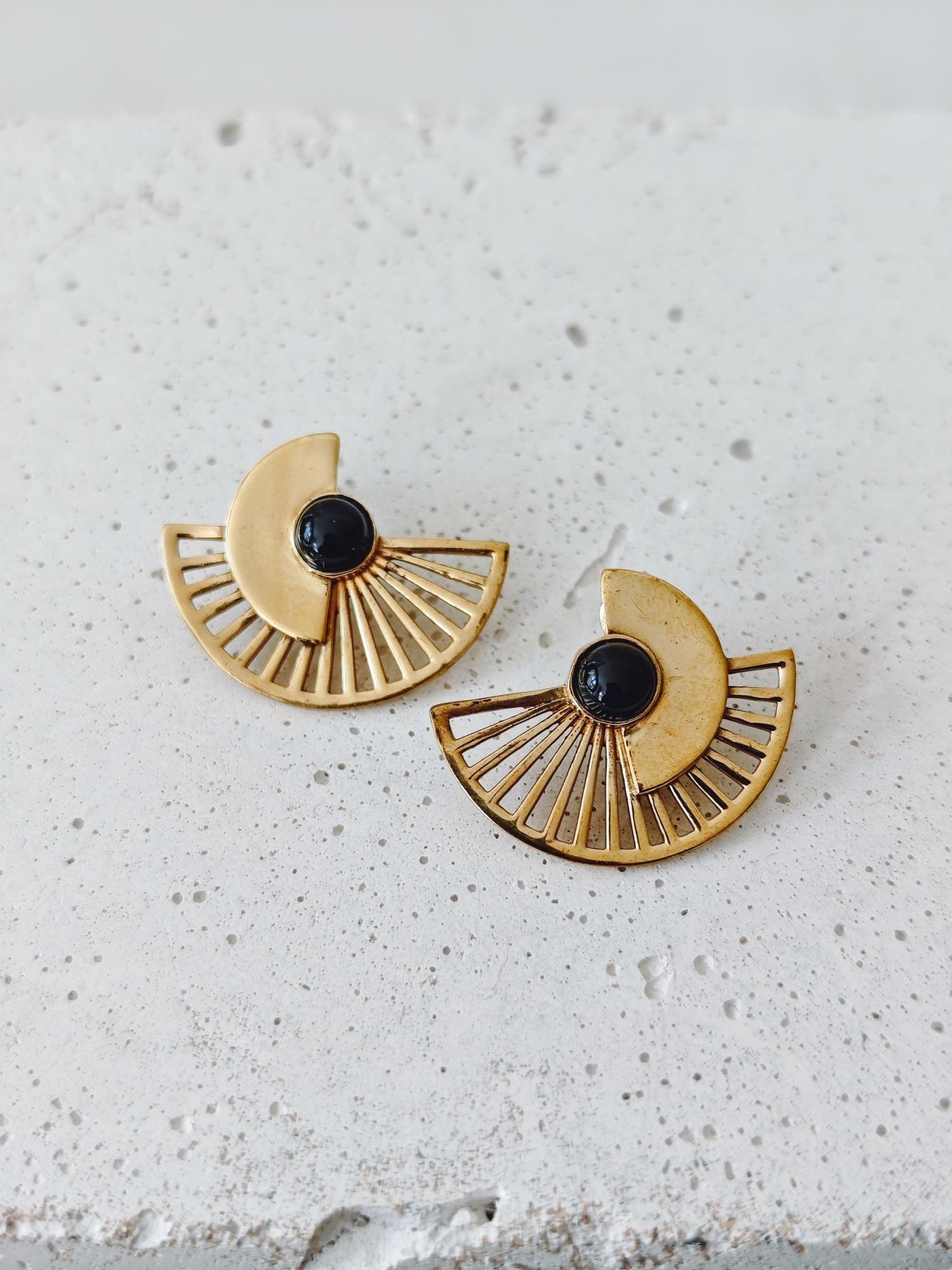 Goldene Boho Ohrringe mit Edelstein - von Hand gefertigte kleinel Sonnenstrahlen Ohrstecker mit Tigerauge , Mondstein . Schwarzer Onyx - CocosyBerlin