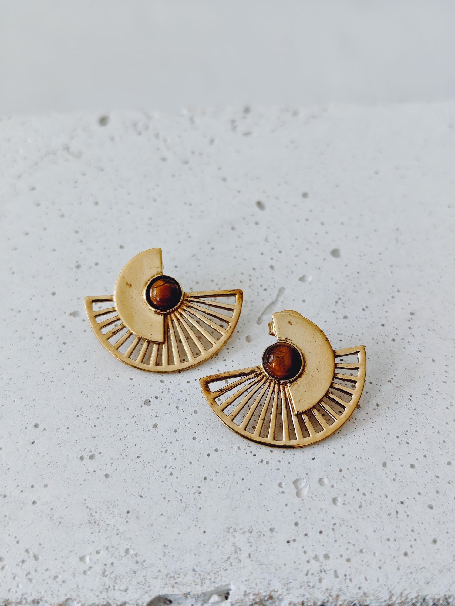 Goldene Boho Ohrringe mit Edelstein - von Hand gefertigte kleinel Sonnenstrahlen Ohrstecker mit Tigerauge , Mondstein . Schwarzer Onyx