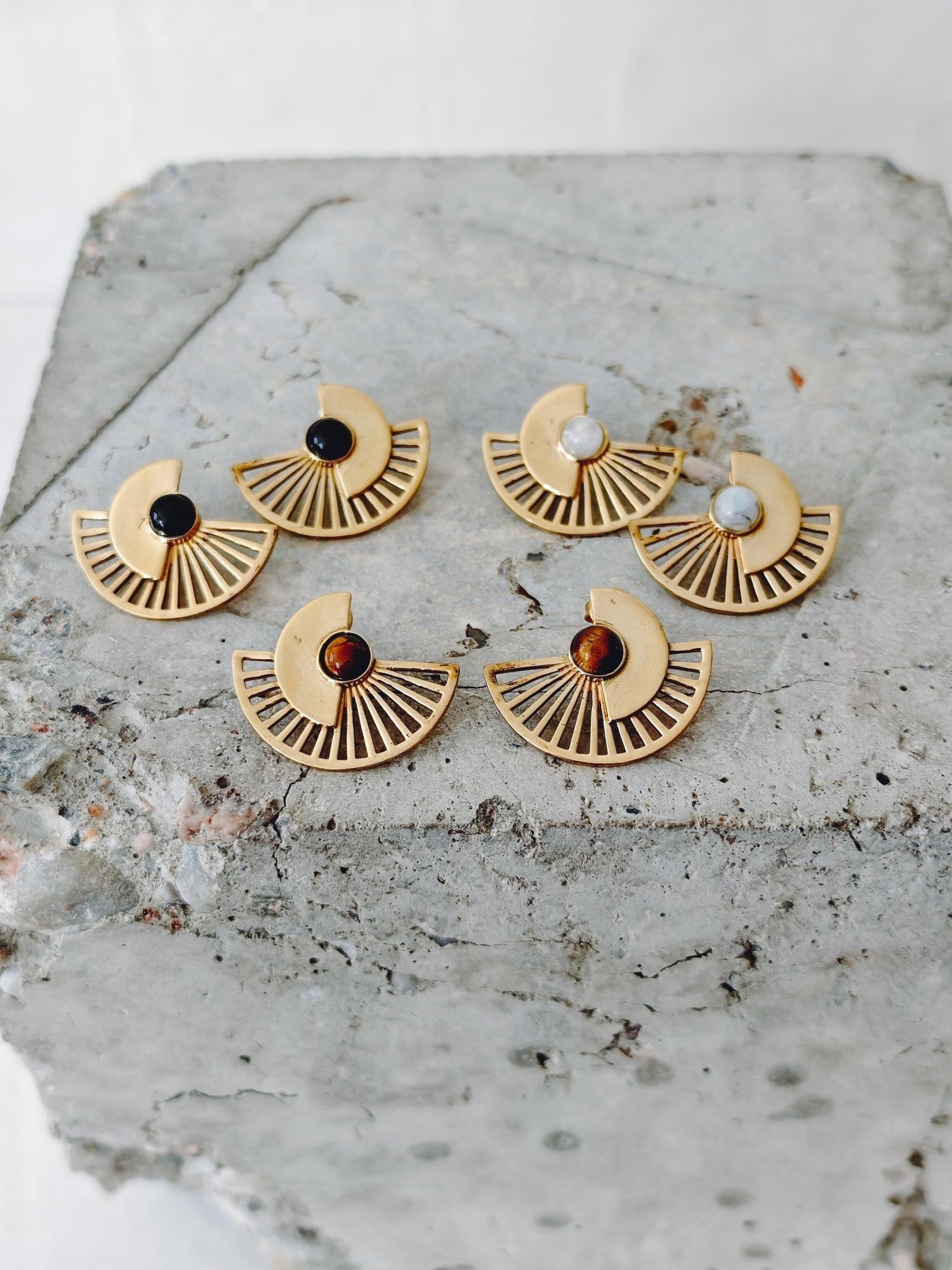 Goldene Boho Ohrringe mit Edelstein - von Hand gefertigte kleinel Sonnenstrahlen Ohrstecker mit Tigerauge , Mondstein . Schwarzer Onyx - CocosyBerlin