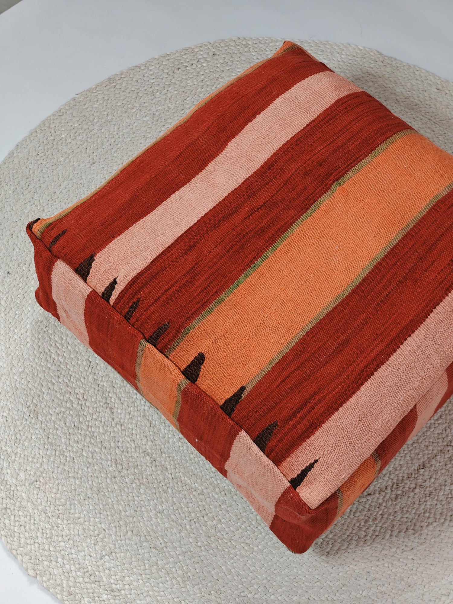 Marokkanischer Pouf, Berber Bodenkissen bunt, Boho Sitzkissen aus Wolle Rosa und Orange, Vintage Kelim Bodenkissen