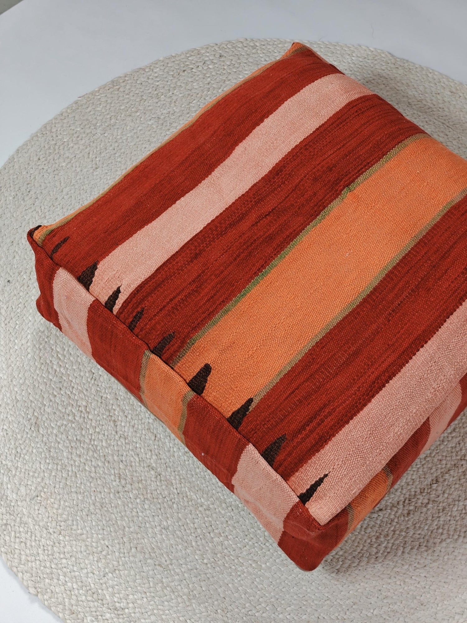 Marokkanischer Pouf, Berber Bodenkissen bunt, Boho Sitzkissen aus Wolle Rosa und Orange, Vintage Kelim Bodenkissen - CocosyBerlin
