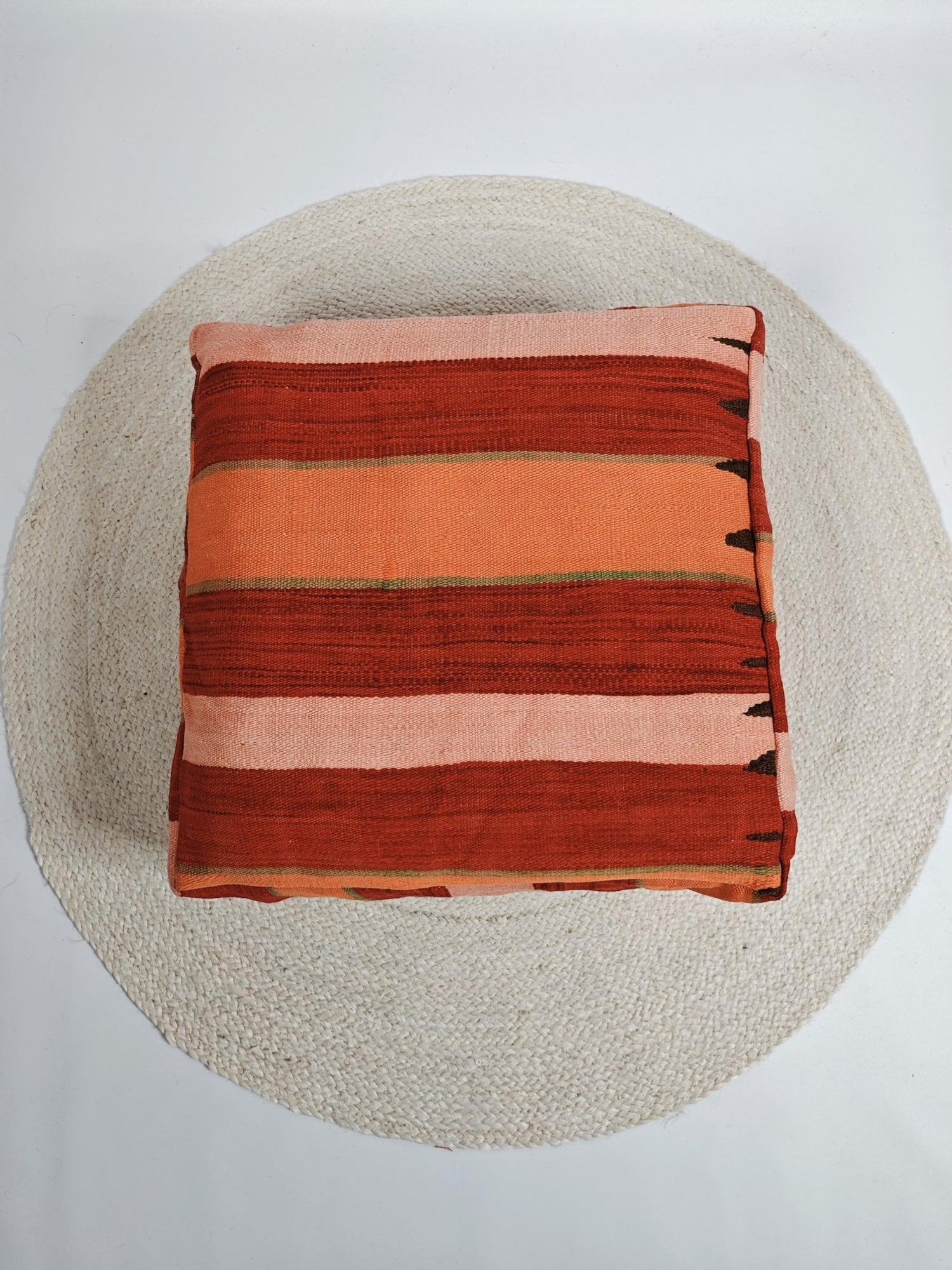 Marokkanischer Pouf, Berber Bodenkissen bunt, Boho Sitzkissen aus Wolle Rosa und Orange, Vintage Kelim Bodenkissen - CocosyBerlin