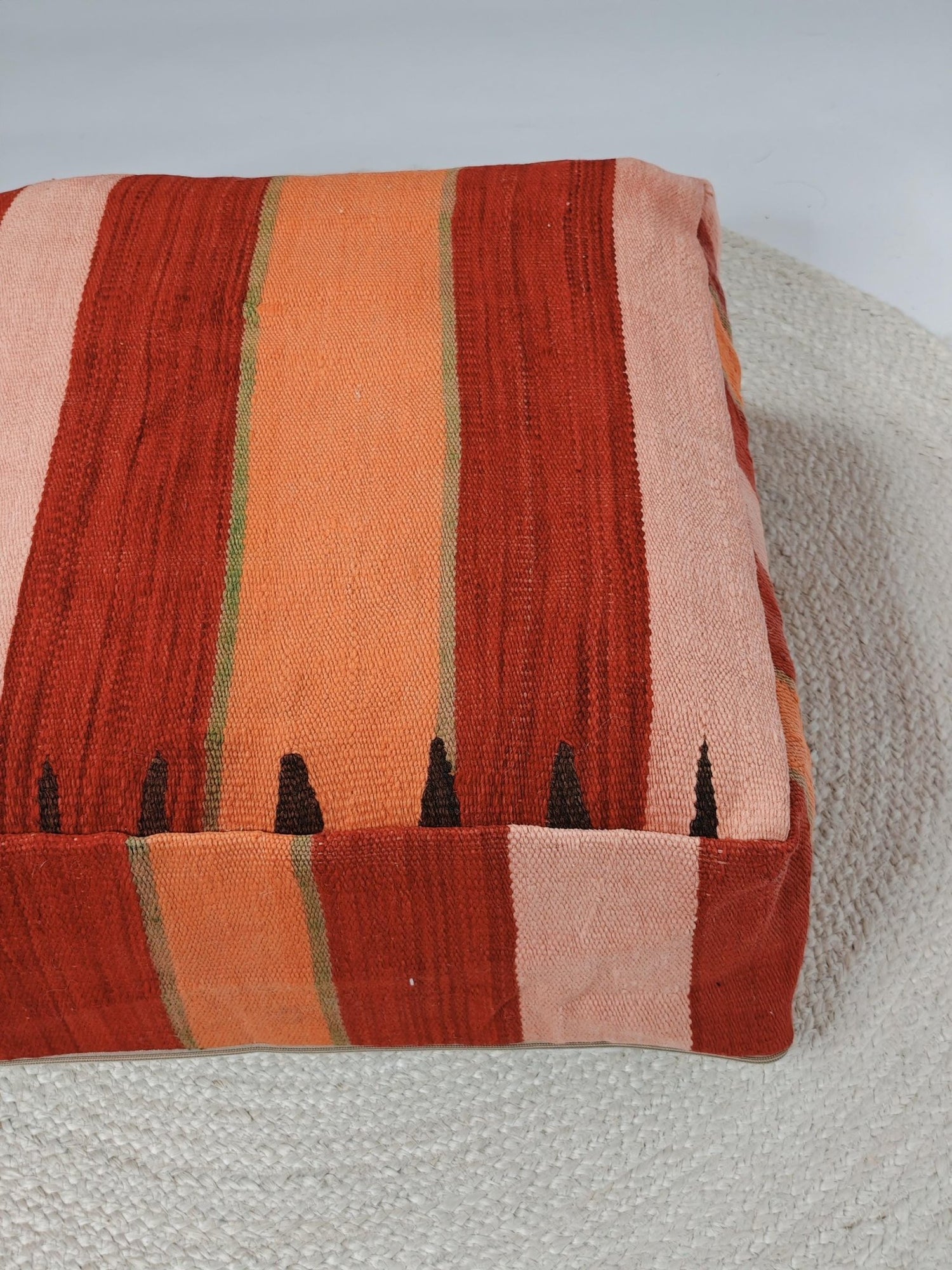 Marokkanischer Pouf, Berber Bodenkissen bunt, Boho Sitzkissen aus Wolle Rosa und Orange, Vintage Kelim Bodenkissen - CocosyBerlin