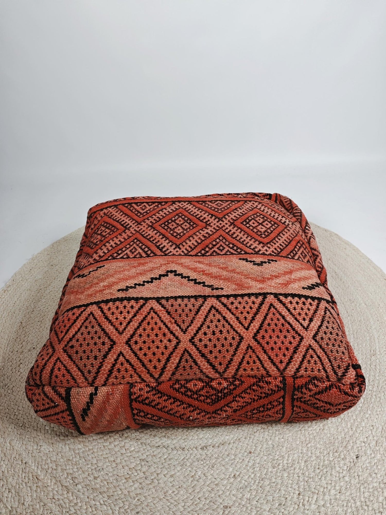 Marokkanischer Pouf, Berber Bodenkissen Pink und Rosa, Boho Sitzkissen aus Wolle, Kelim Bodenkissen, handarbeit - CocosyBerlin