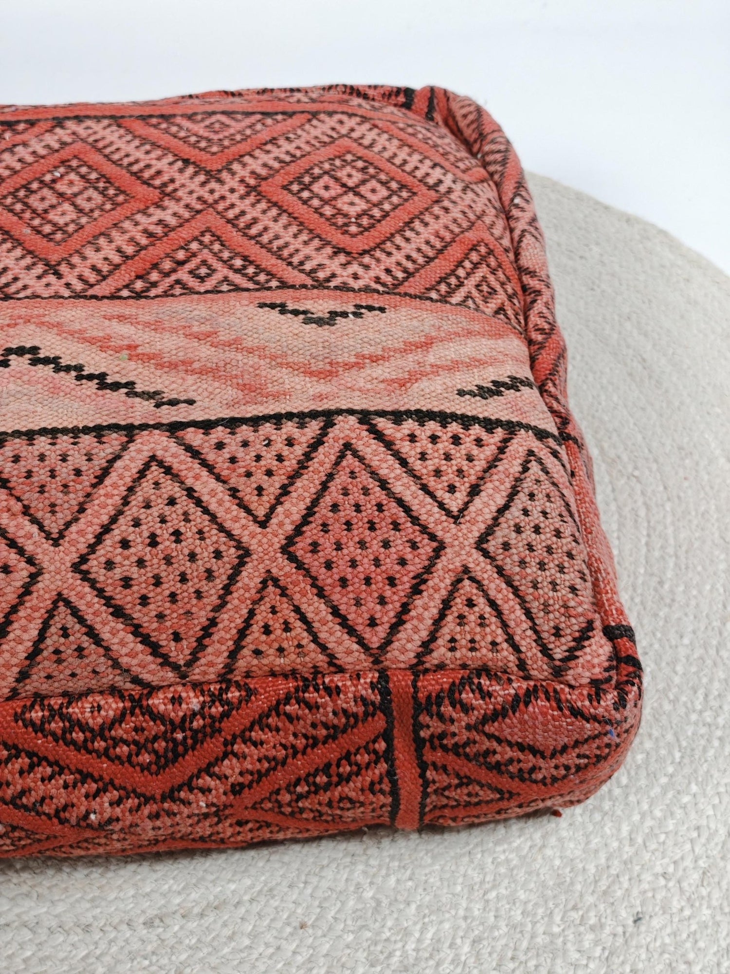 Marokkanischer Pouf, Berber Bodenkissen Pink und Rosa, Boho Sitzkissen aus Wolle, Kelim Bodenkissen, handarbeit - CocosyBerlin