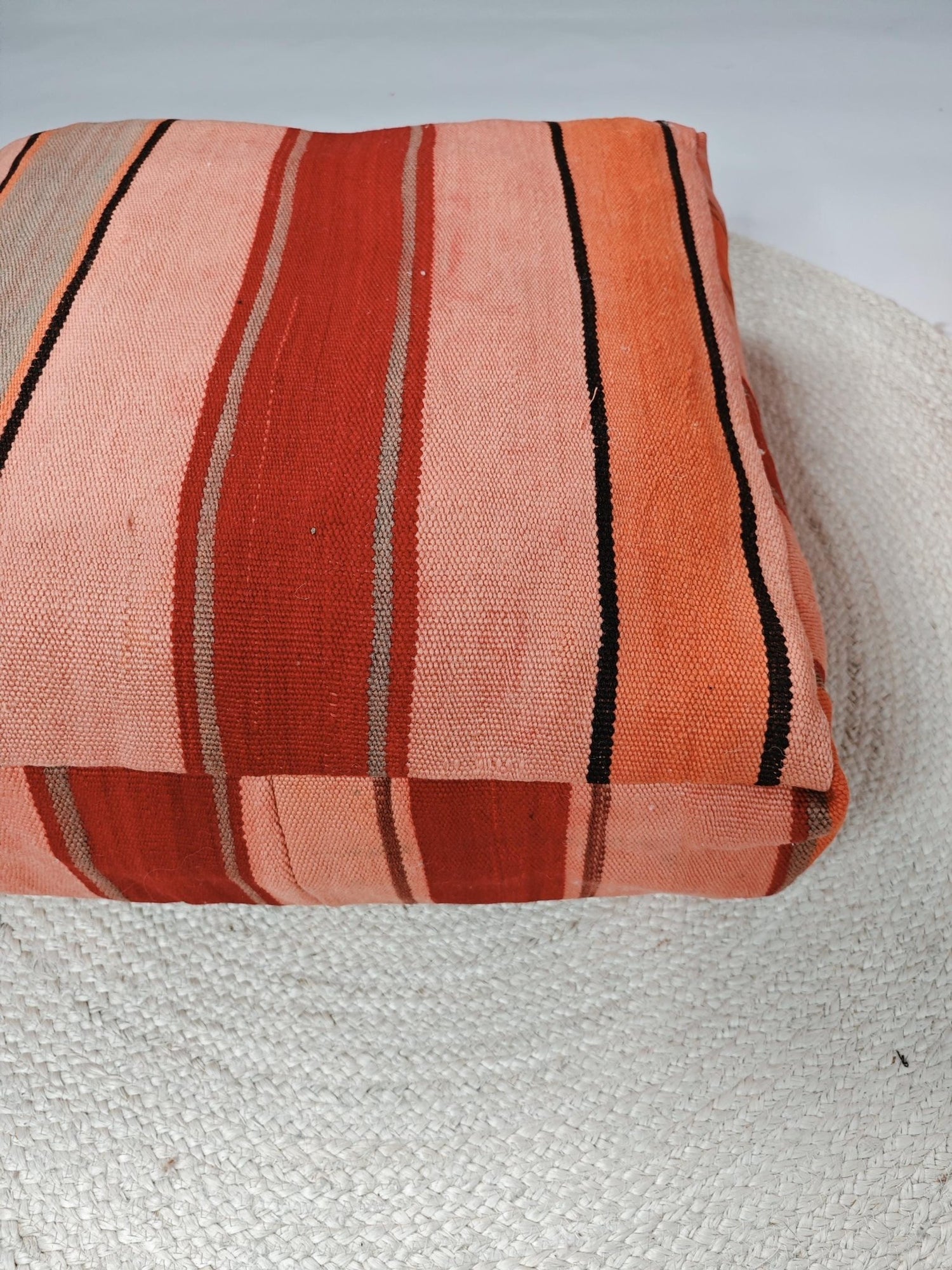 Marokkanischer Pouf mit Streifen Muster, Berber Bodenkissen bunt, Boho Sitzkissen aus Wolle Rosa und Orange, Vintage Kelim Bodenkissen - CocosyBerlin