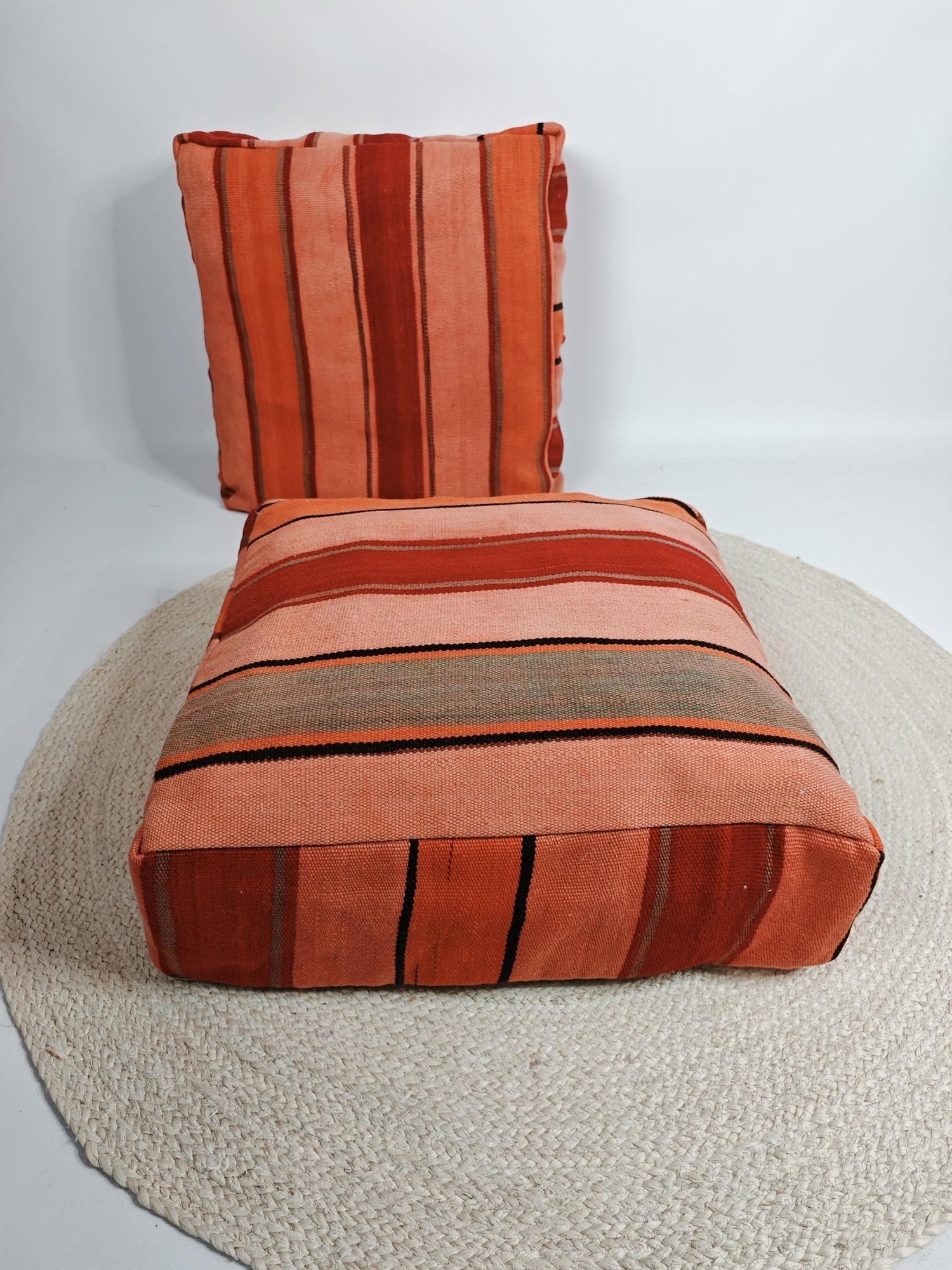 Marokkanischer Pouf mit Streifen Muster, Berber Bodenkissen bunt, Boho Sitzkissen aus Wolle Rosa und Orange, Vintage Kelim Bodenkissen - CocosyBerlin