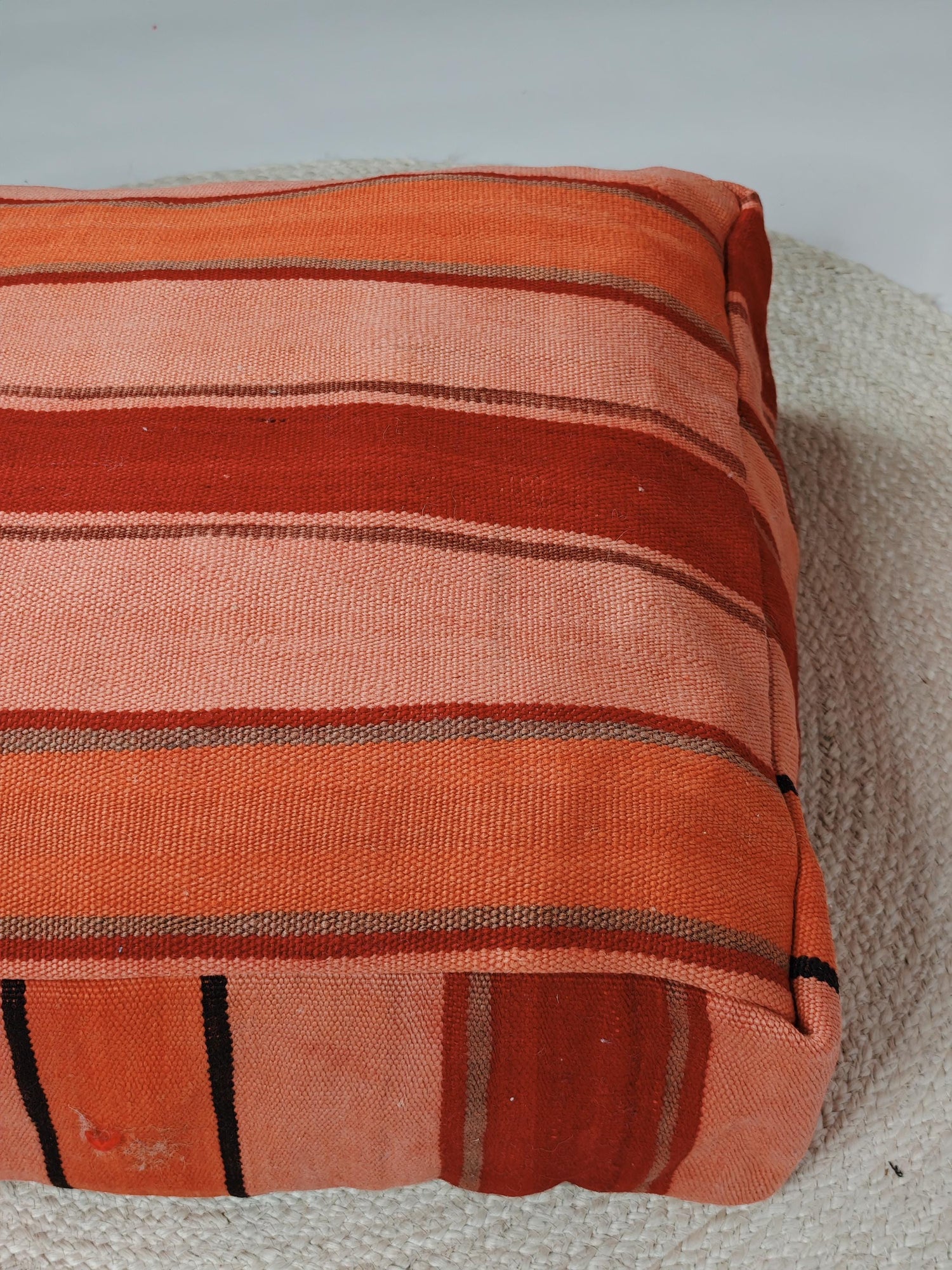Marokkanischer Pouf mit Streifen Muster, Berber Bodenkissen bunt, Boho Sitzkissen aus Wolle Rosa und Orange, Vintage Kelim Bodenkissen