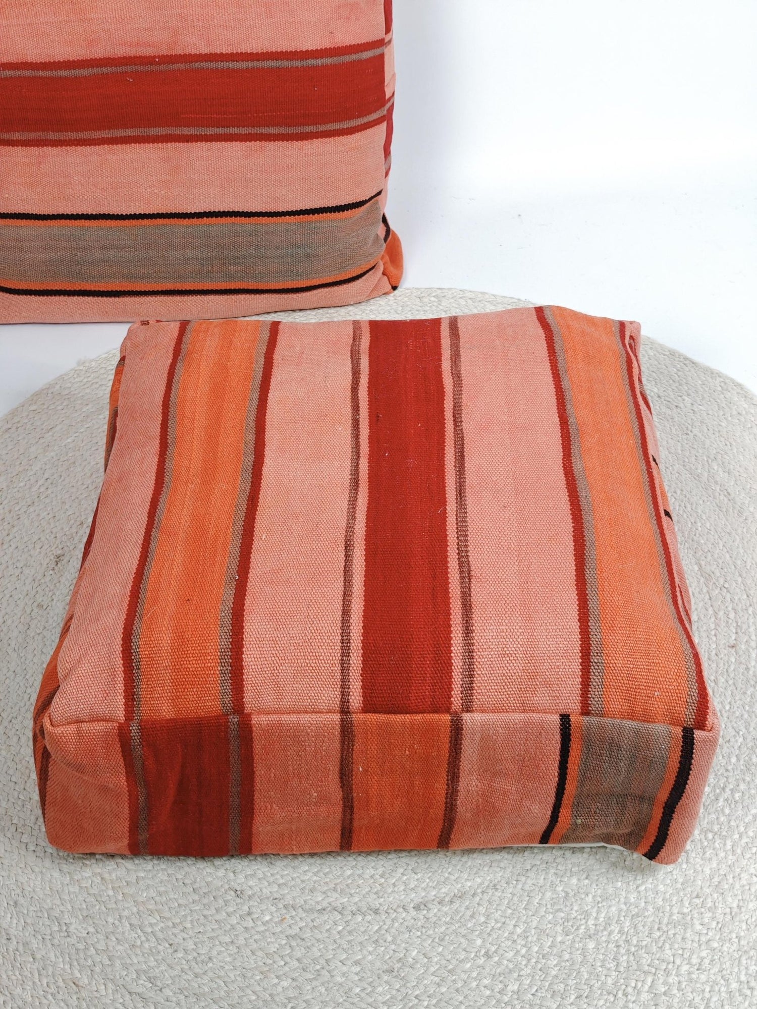 Marokkanischer Pouf mit Streifen Muster, Berber Bodenkissen bunt, Boho Sitzkissen aus Wolle Rosa und Orange, Vintage Kelim Bodenkissen - CocosyBerlin