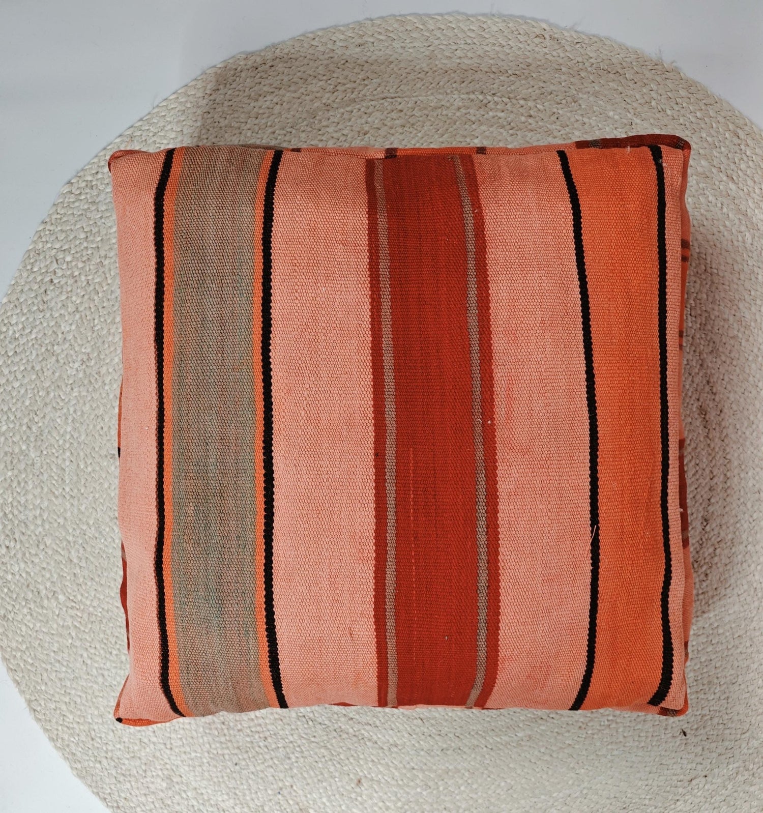 Marokkanischer Pouf mit Streifen Muster, Berber Bodenkissen bunt, Boho Sitzkissen aus Wolle Rosa und Orange, Vintage Kelim Bodenkissen - CocosyBerlin
