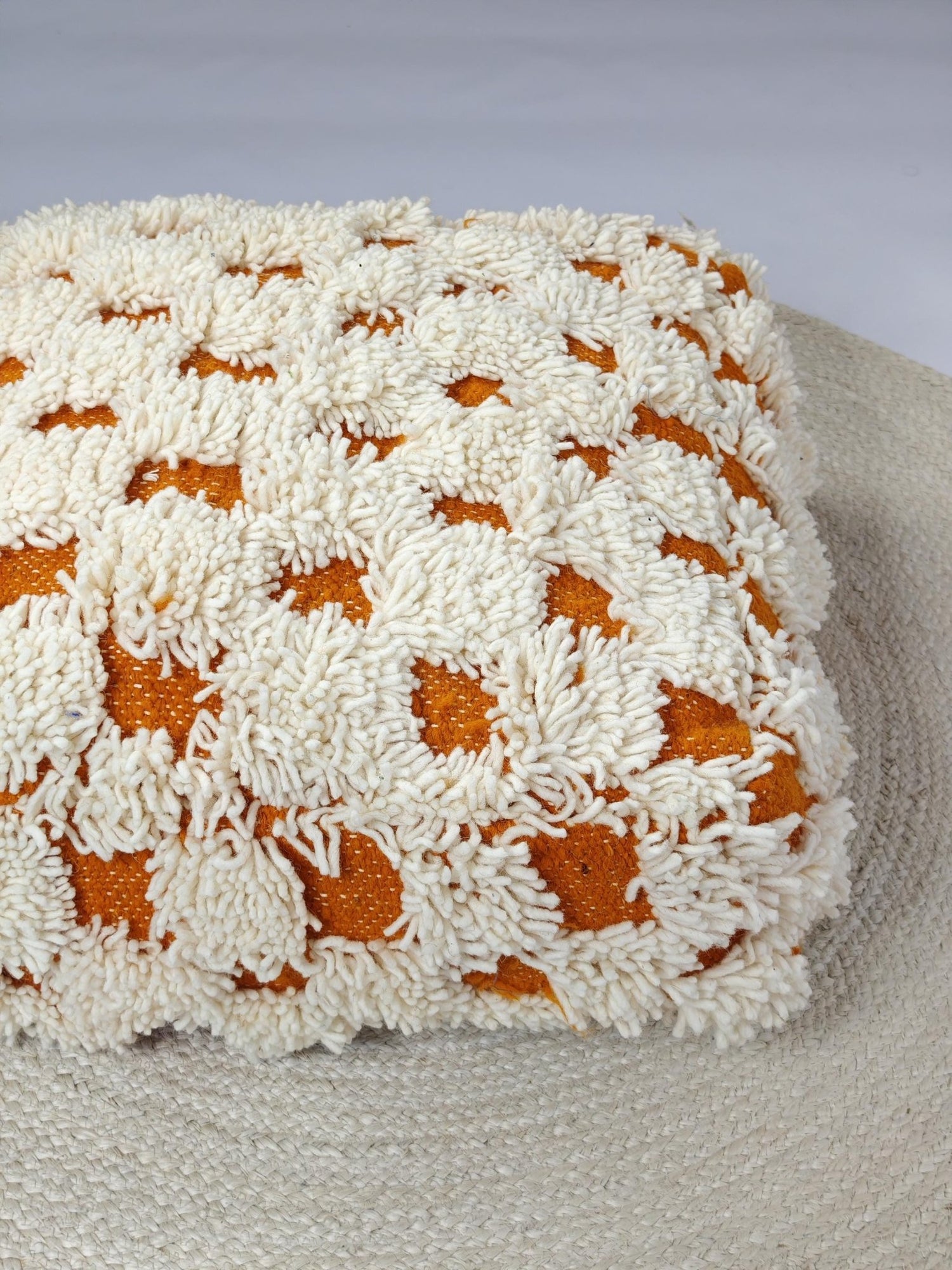 Marokkanischer Pouf, Berber Bodenkissen, Boho Sitzkissen aus Wolle Schachbrettmuster Creme und Orange, Beni Ourain Sitzkissen kariert - CocosyBerlin
