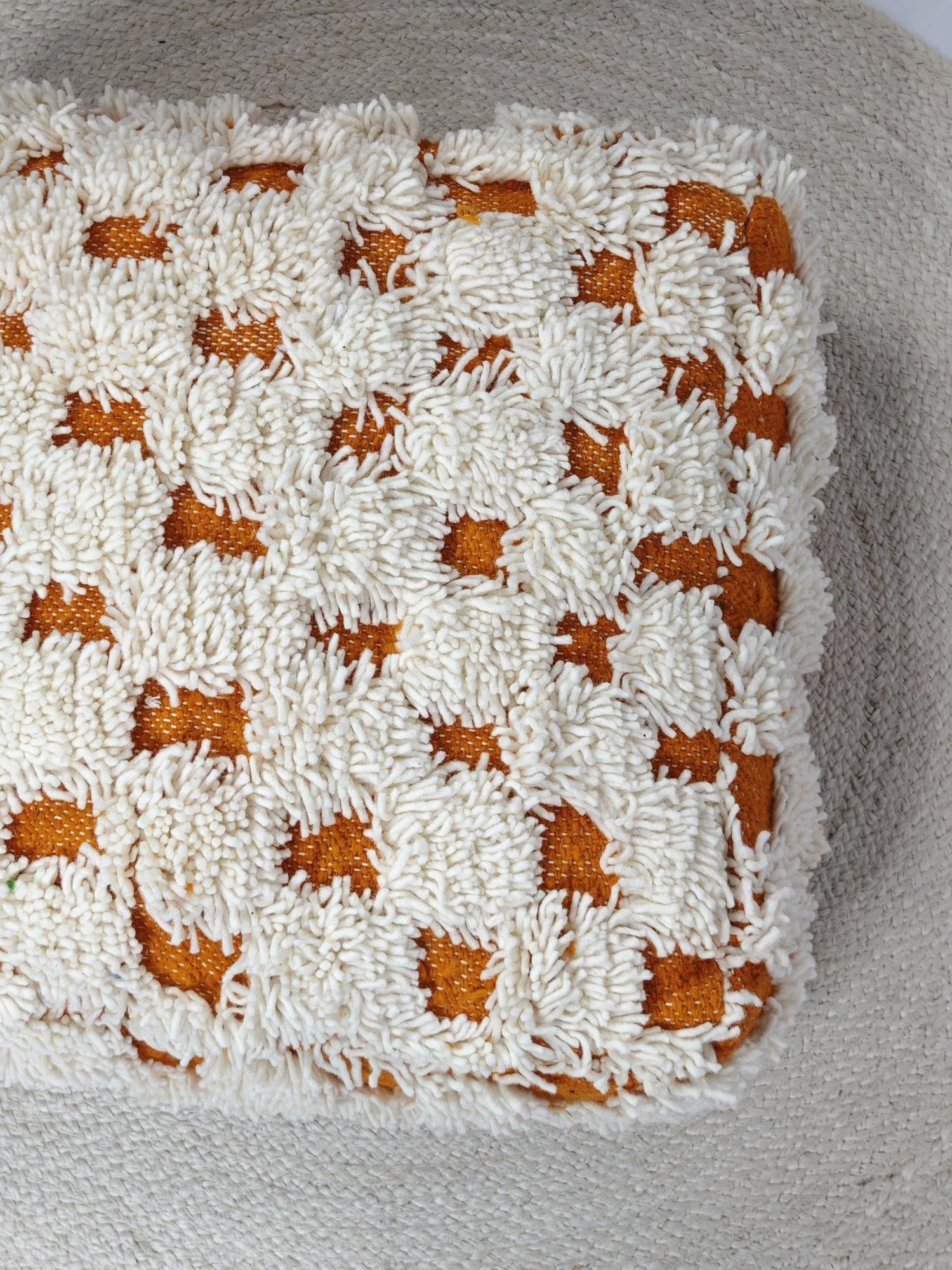Marokkanischer Pouf, Berber Bodenkissen, Boho Sitzkissen aus Wolle Schachbrettmuster Creme und Orange, Beni Ourain Sitzkissen kariert - CocosyBerlin